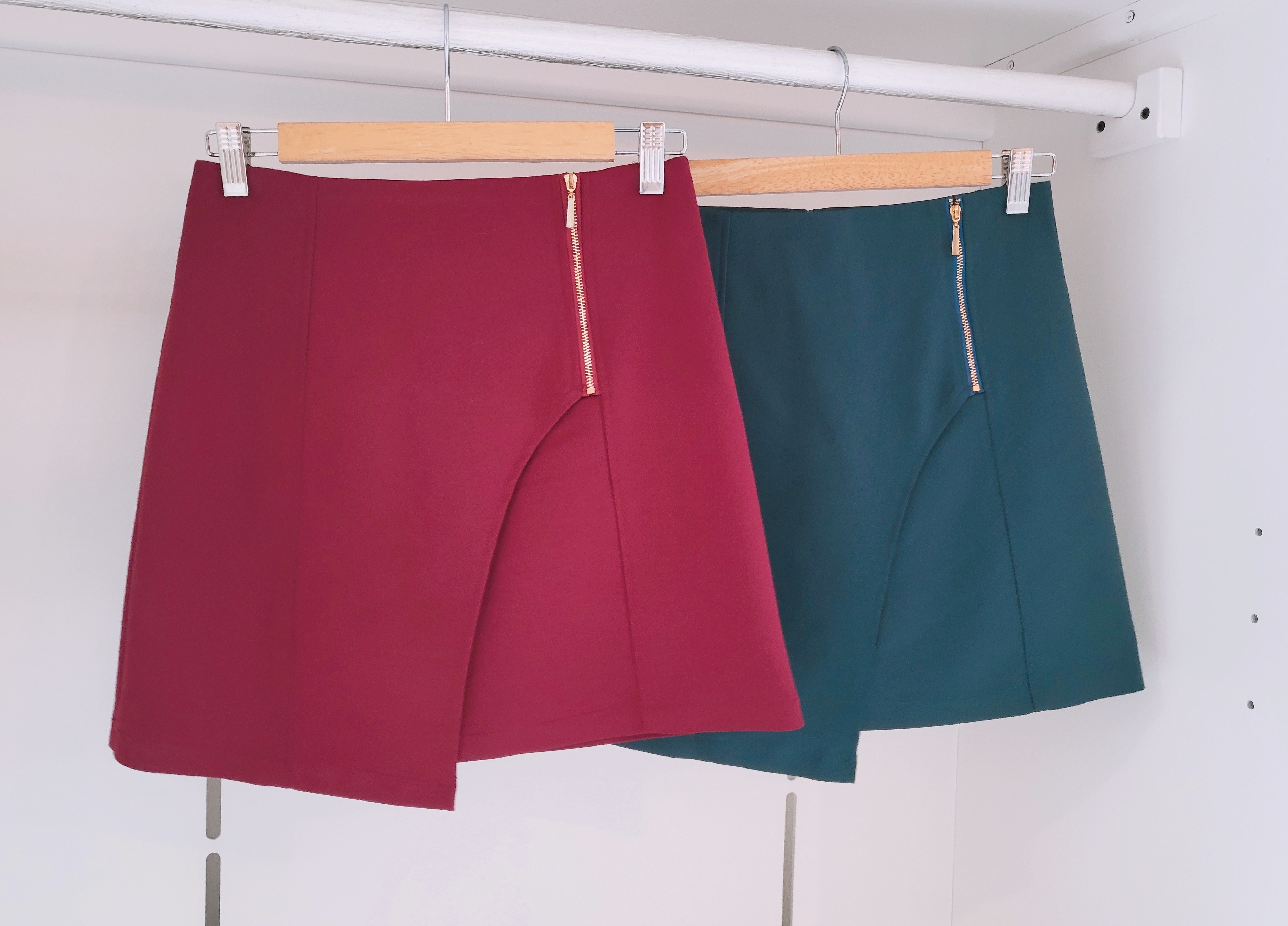 ZIPPED WRAP SHORT SKIRT