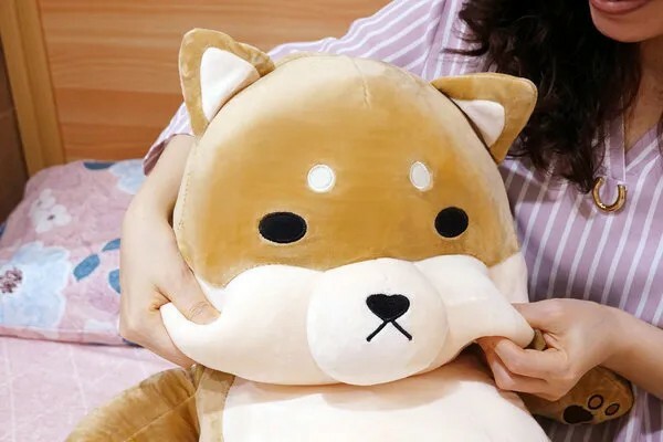 Emily愛玩美推薦傲嘟嘟の柴之助，捏又好抱的舒壓發洩娃娃