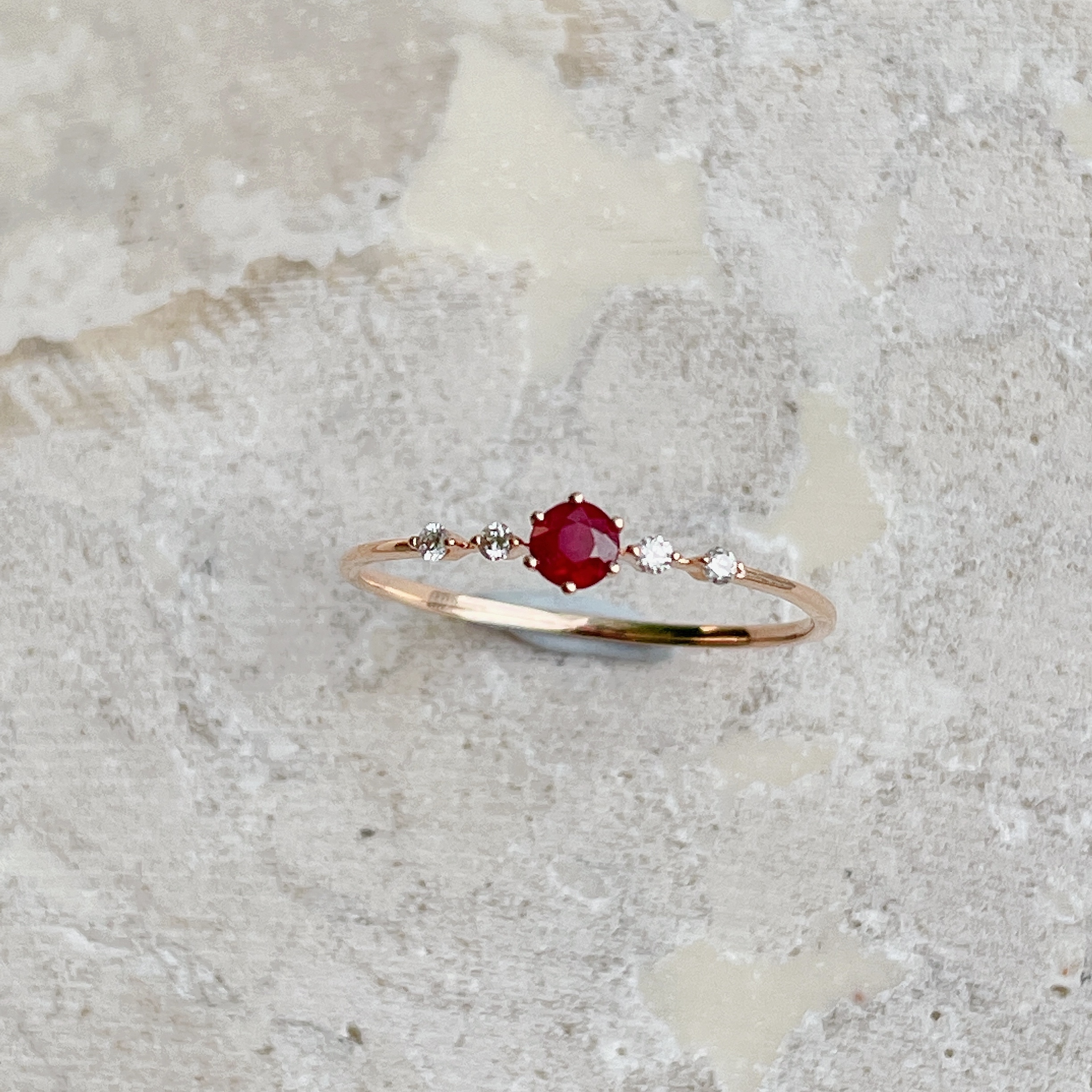 18K金閃亮紅寶石鑽石線戒