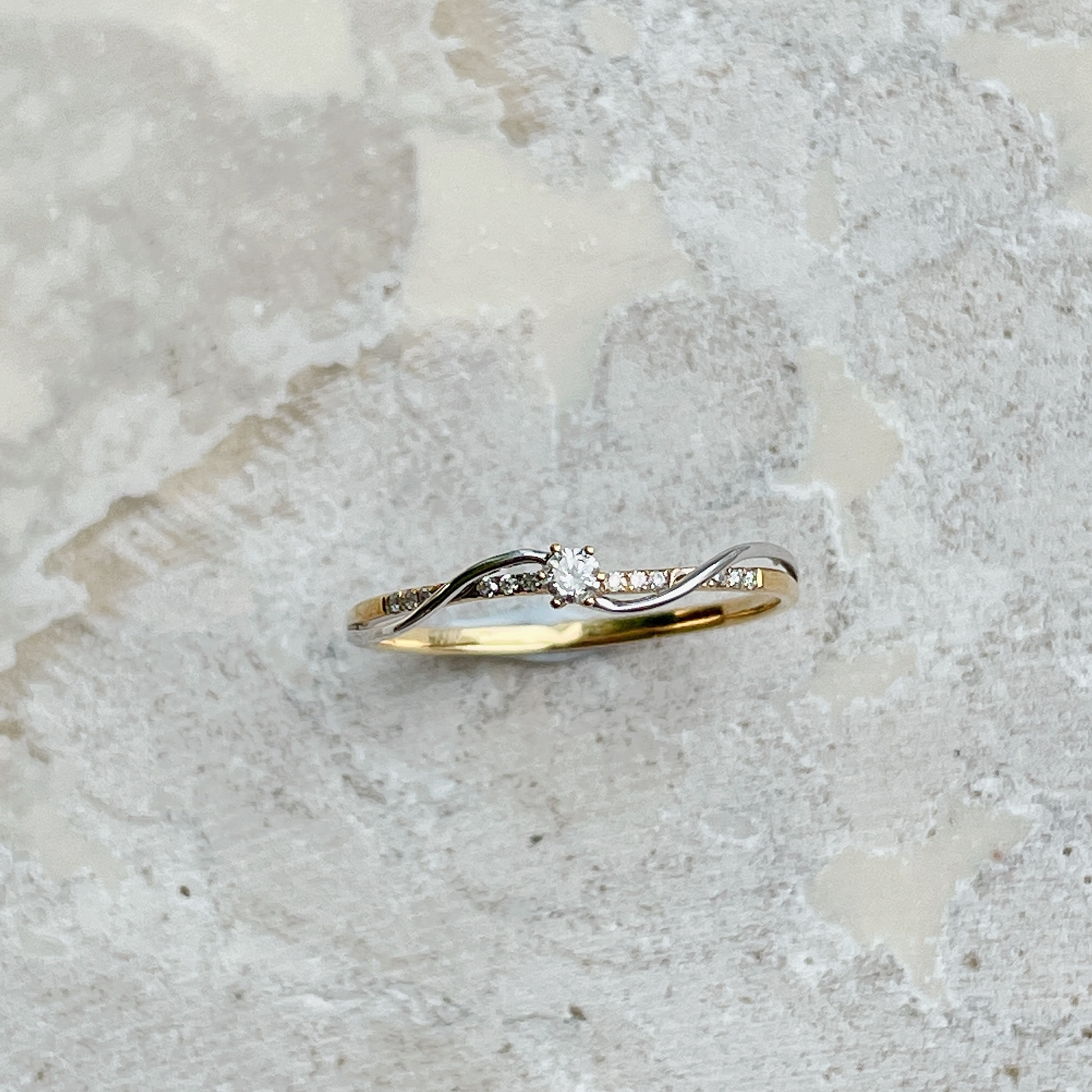 18K金曲線交錯鑽石線戒