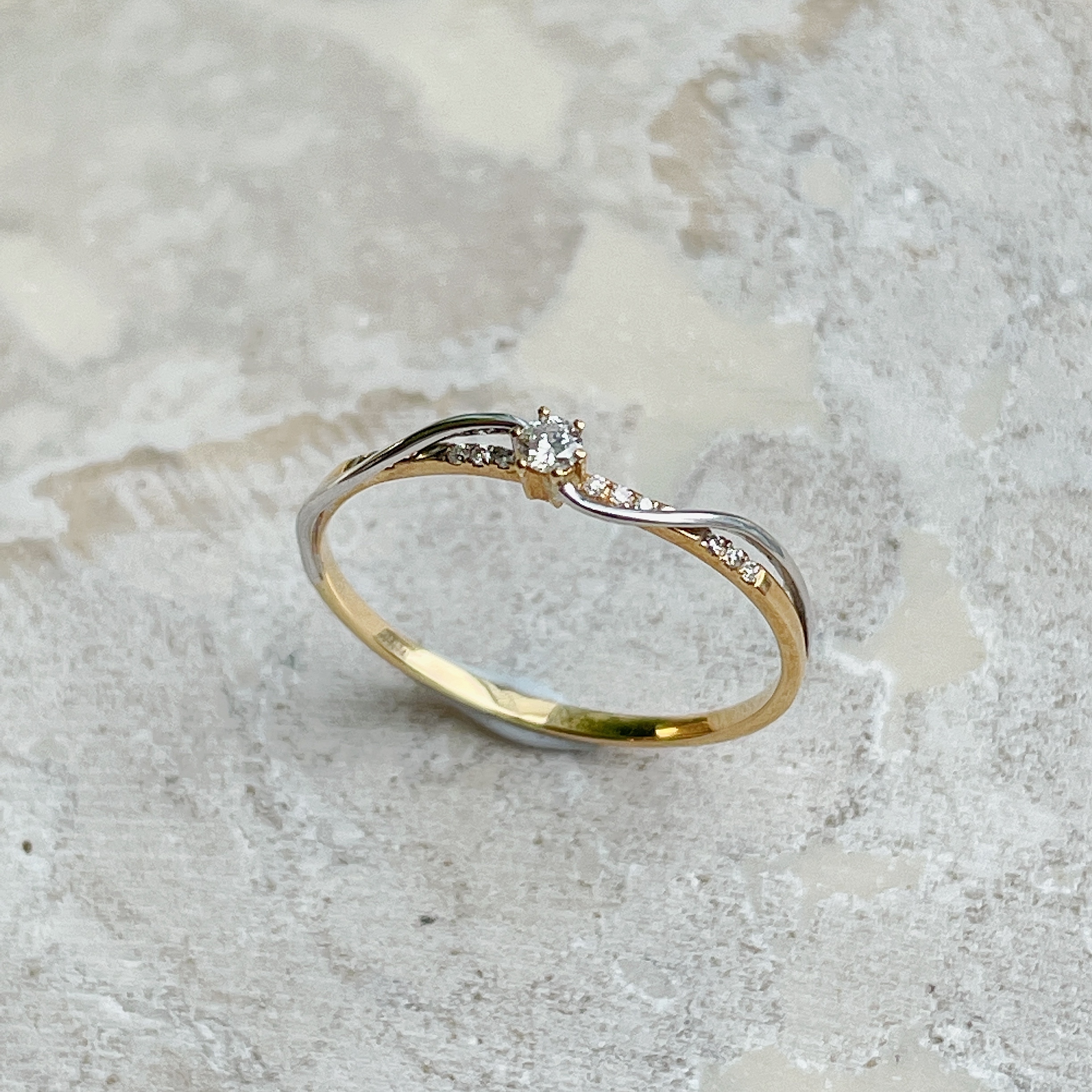 18K金曲線交錯鑽石線戒