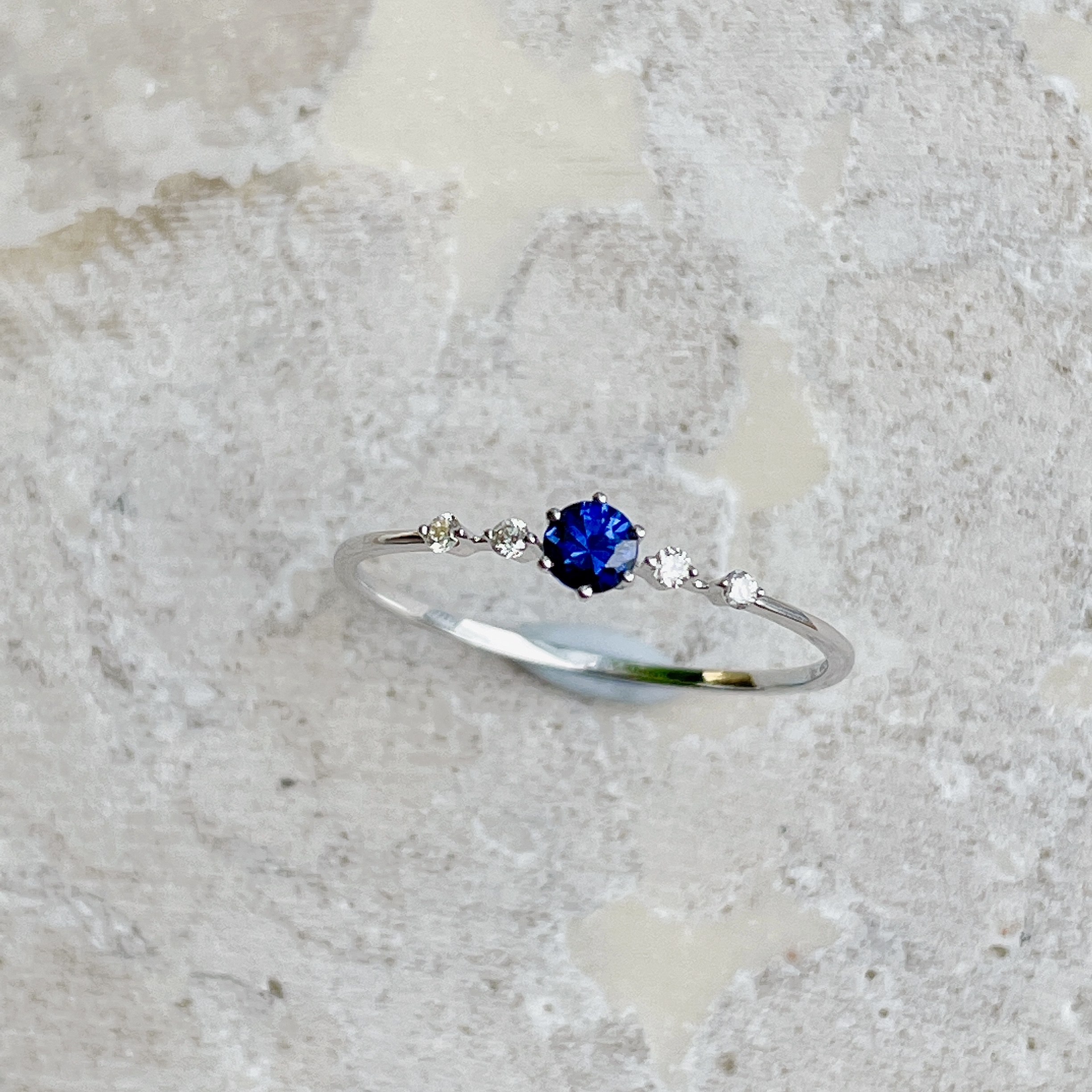 18K金閃亮藍寶石鑽石線戒