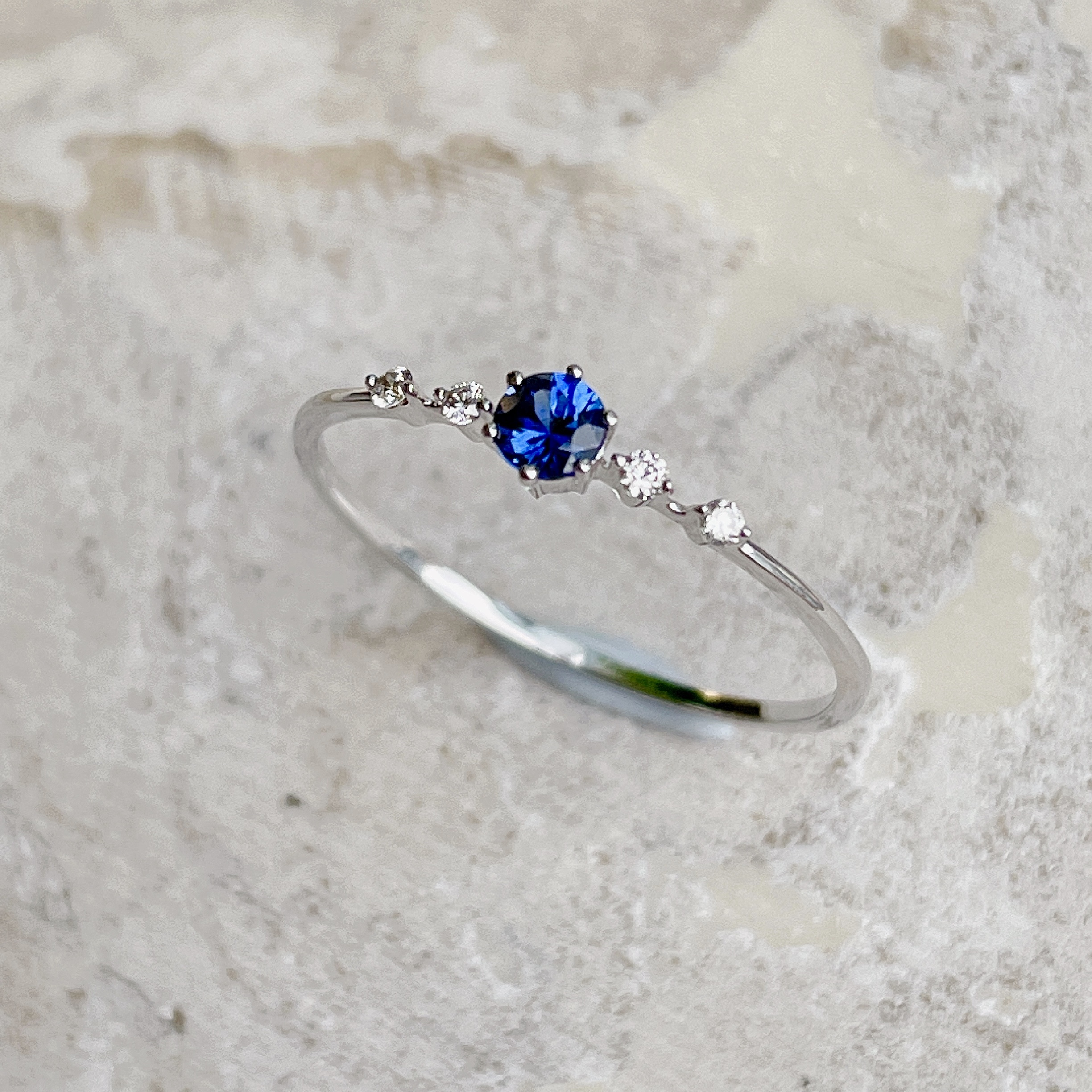 18K金閃亮藍寶石鑽石線戒