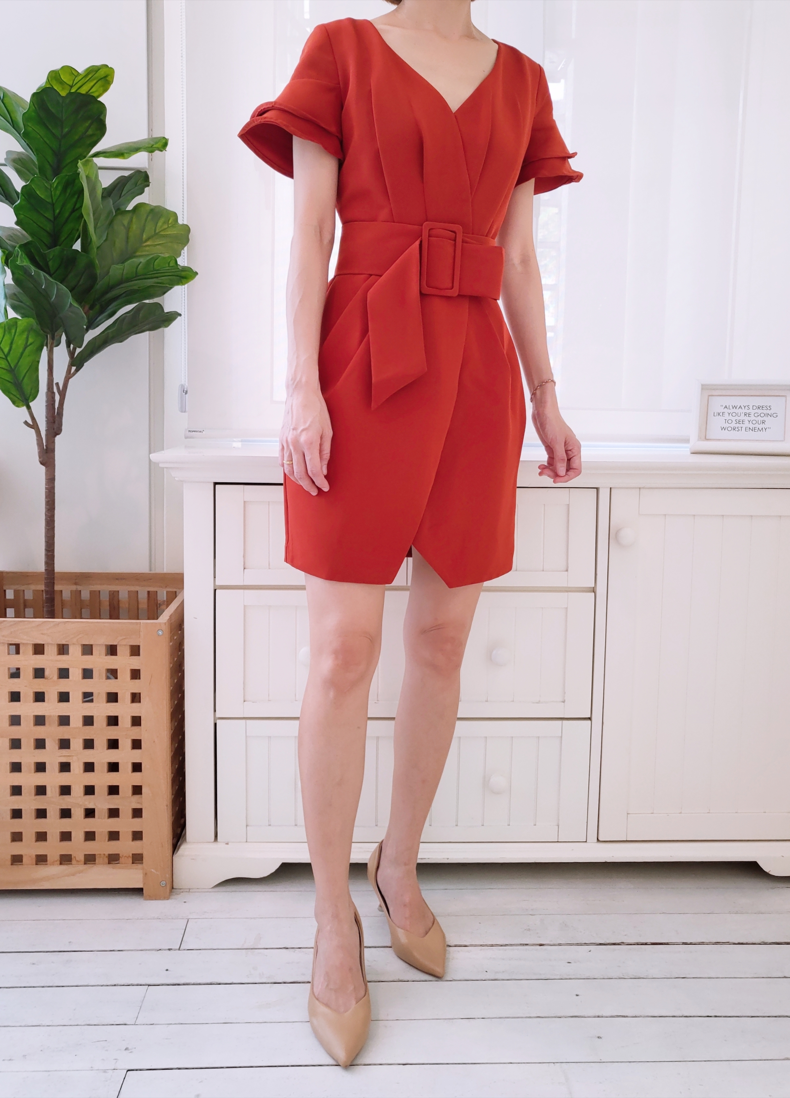 V NECK BELTED SHORT DRESS