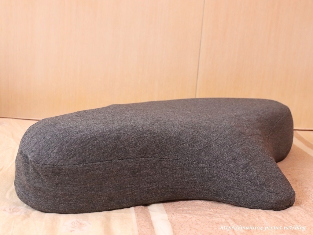 麥的小窩推薦優扶磁石護頸枕，貼合脖頸釋放壓力。