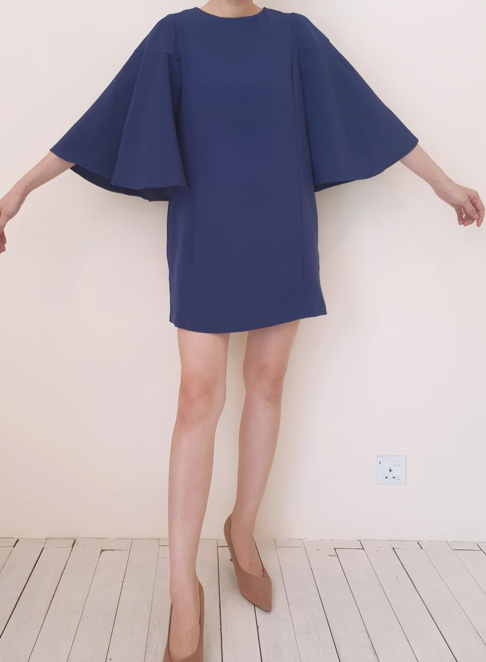 FLARE SLEEVE STRAIGHT CUT SHORT DRESS