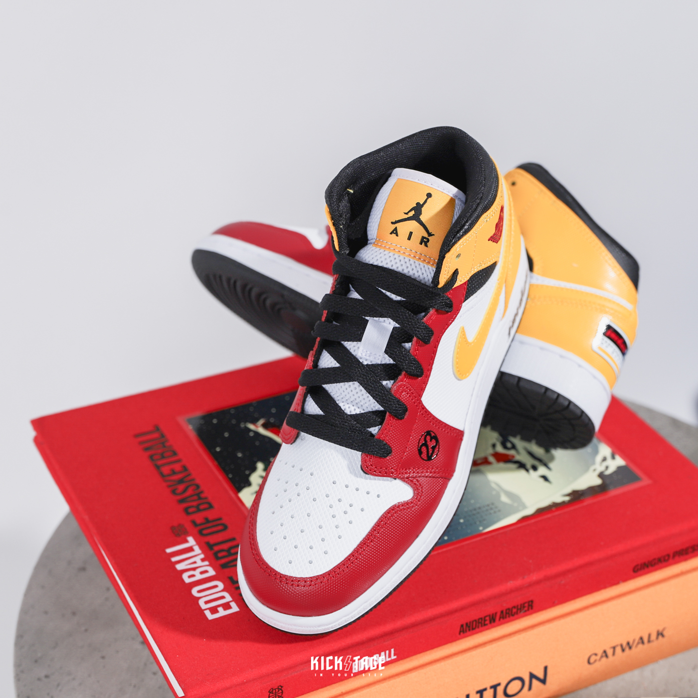 女鞋大童尺寸NIKE AIR JORDAN 1 MID SE GS 白黃紅賽車方格紋中筒AJ1【DJ