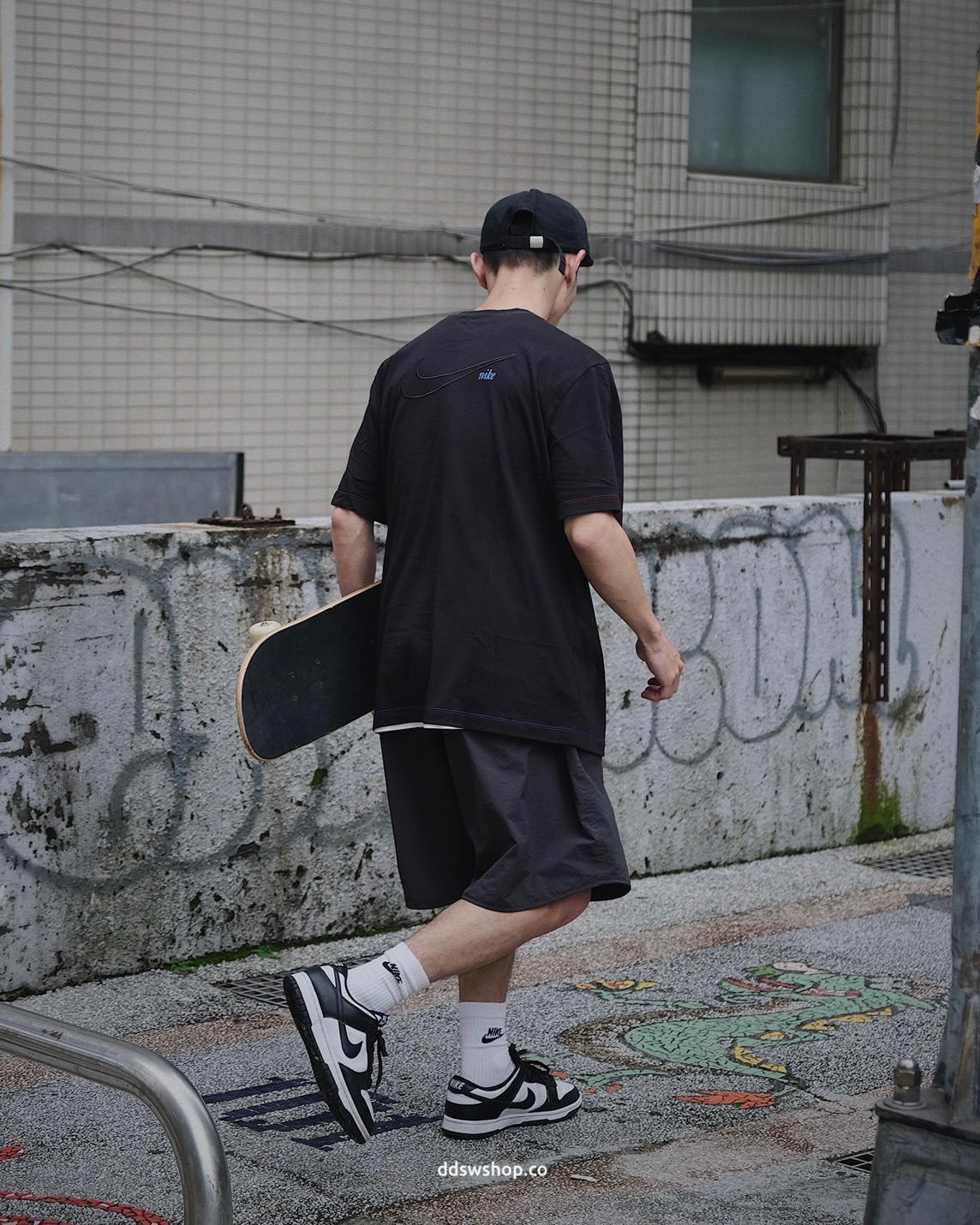 Nike Sportswear 短袖 車縫線 標籤 背圖 簍空LOGO 黑色 DJ1394-010