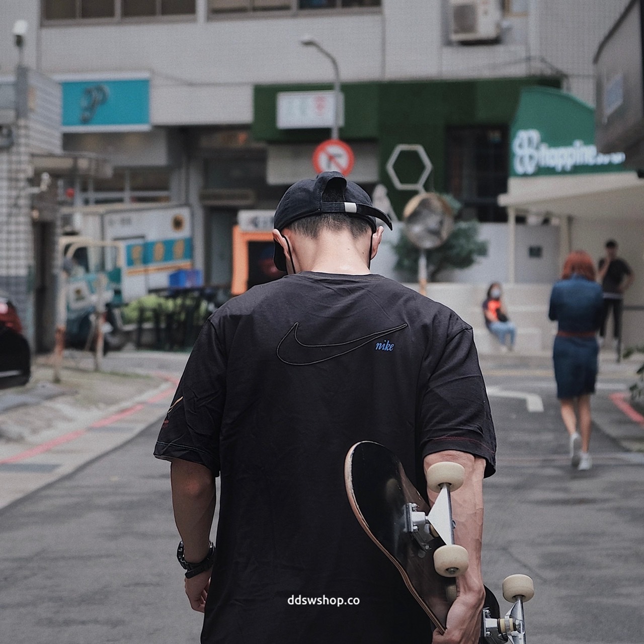 Nike Sportswear 短袖 車縫線 標籤 背圖 簍空LOGO 黑色 DJ1394-010