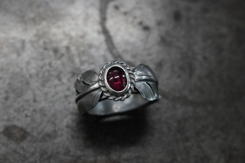 FateCo SE-754 雙羽毛平打戒指 w/石榴石