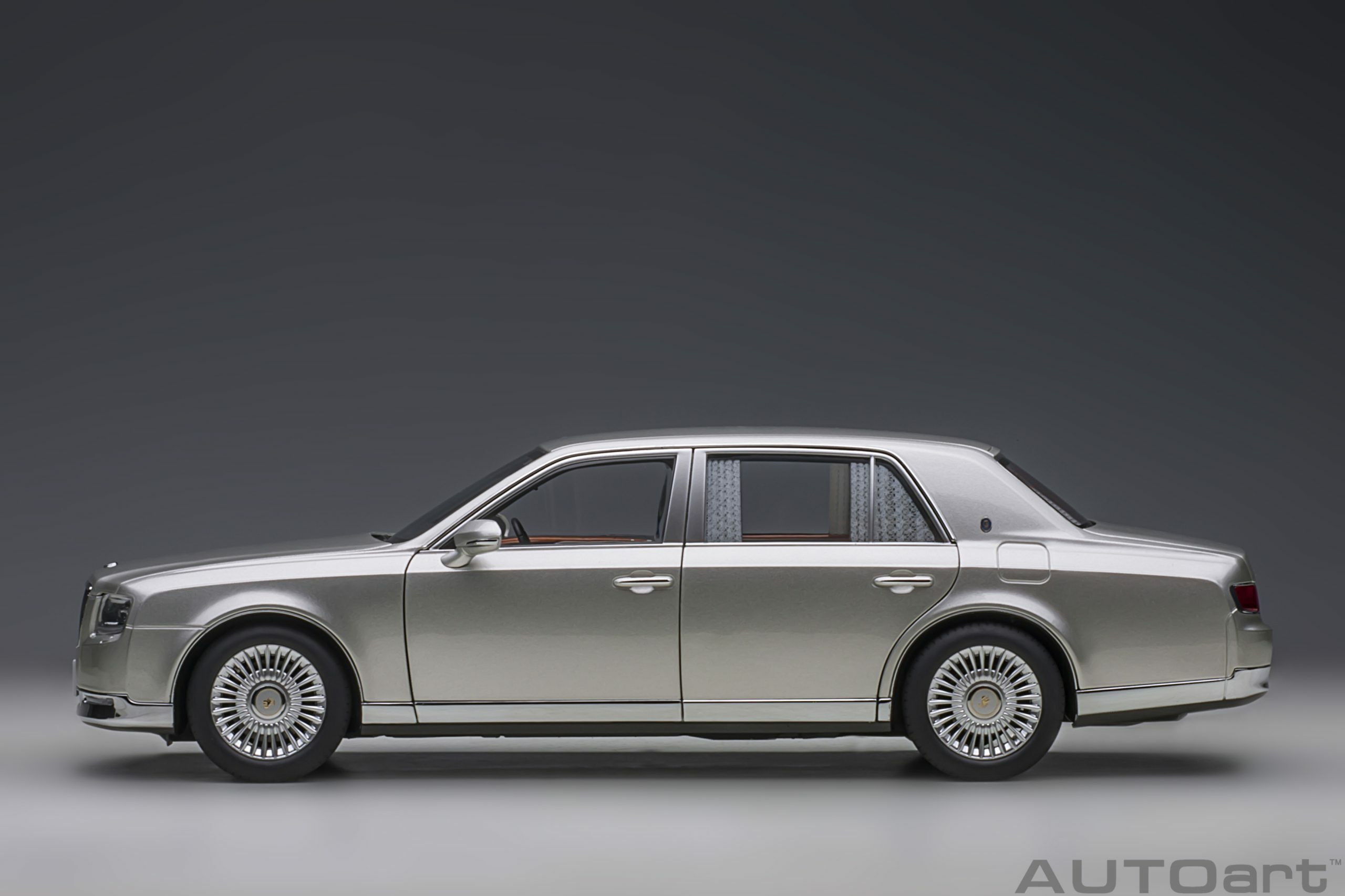 預訂: (訂金$300) (預訂價$1800) :1/18 AUTOART Toyota Century with curtains (Silver) (78770)