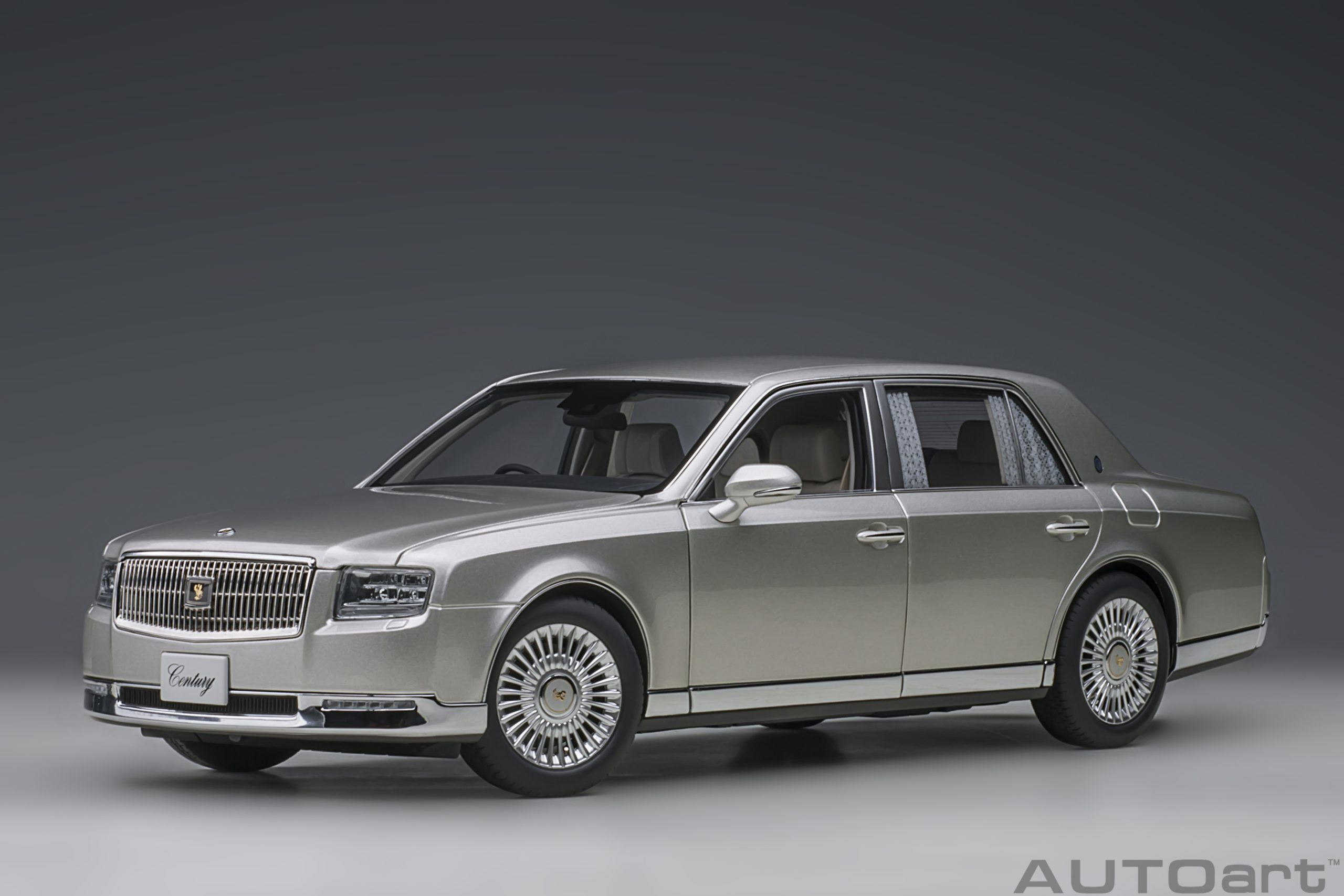 預訂: (訂金$300) (預訂價$1800) :1/18 AUTOART Toyota Century with curtains (Silver) (78770)