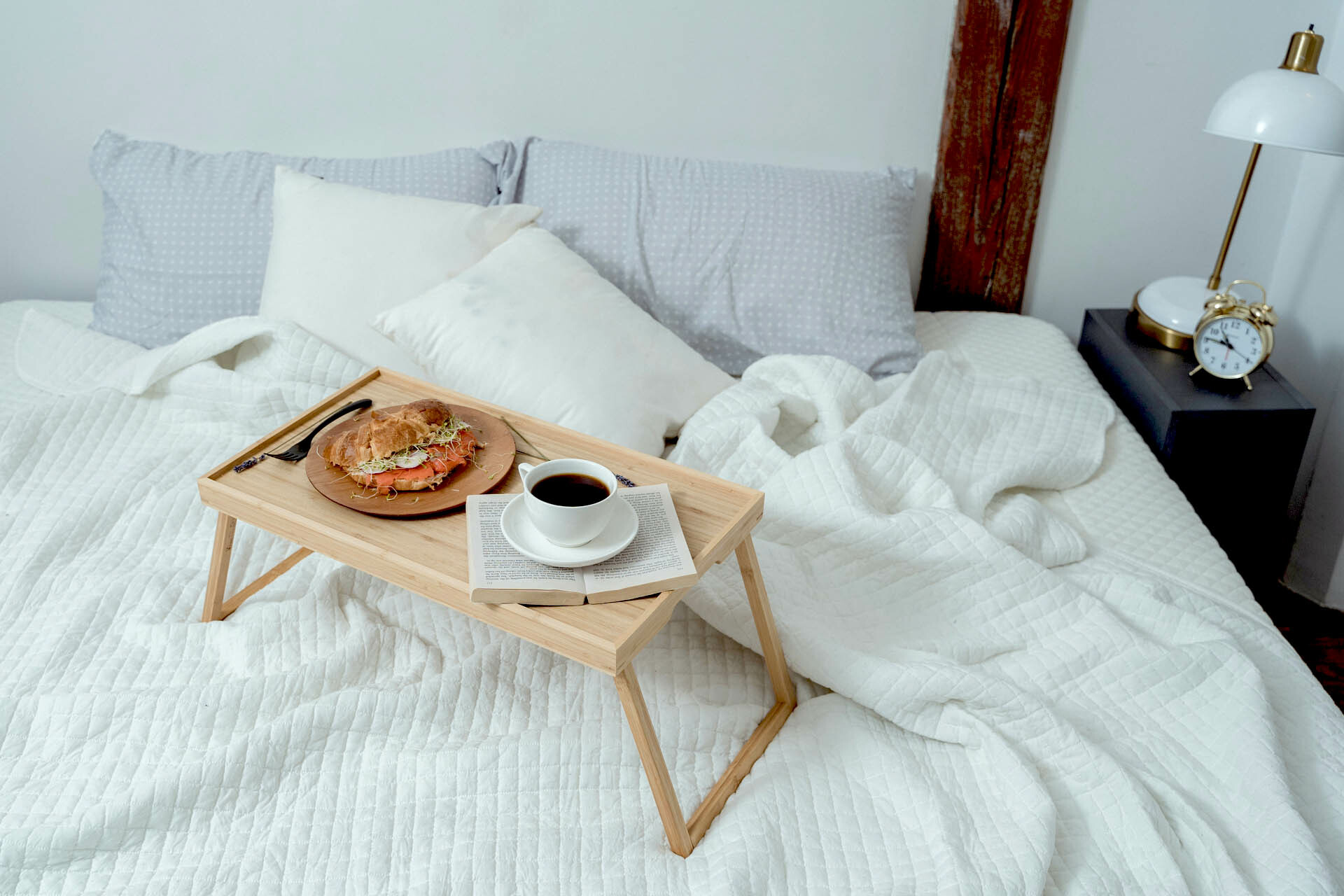 雖然不建議在床上飲食，但如果真的避免不了，那鋪上保潔墊，增加床墊的保護力吧