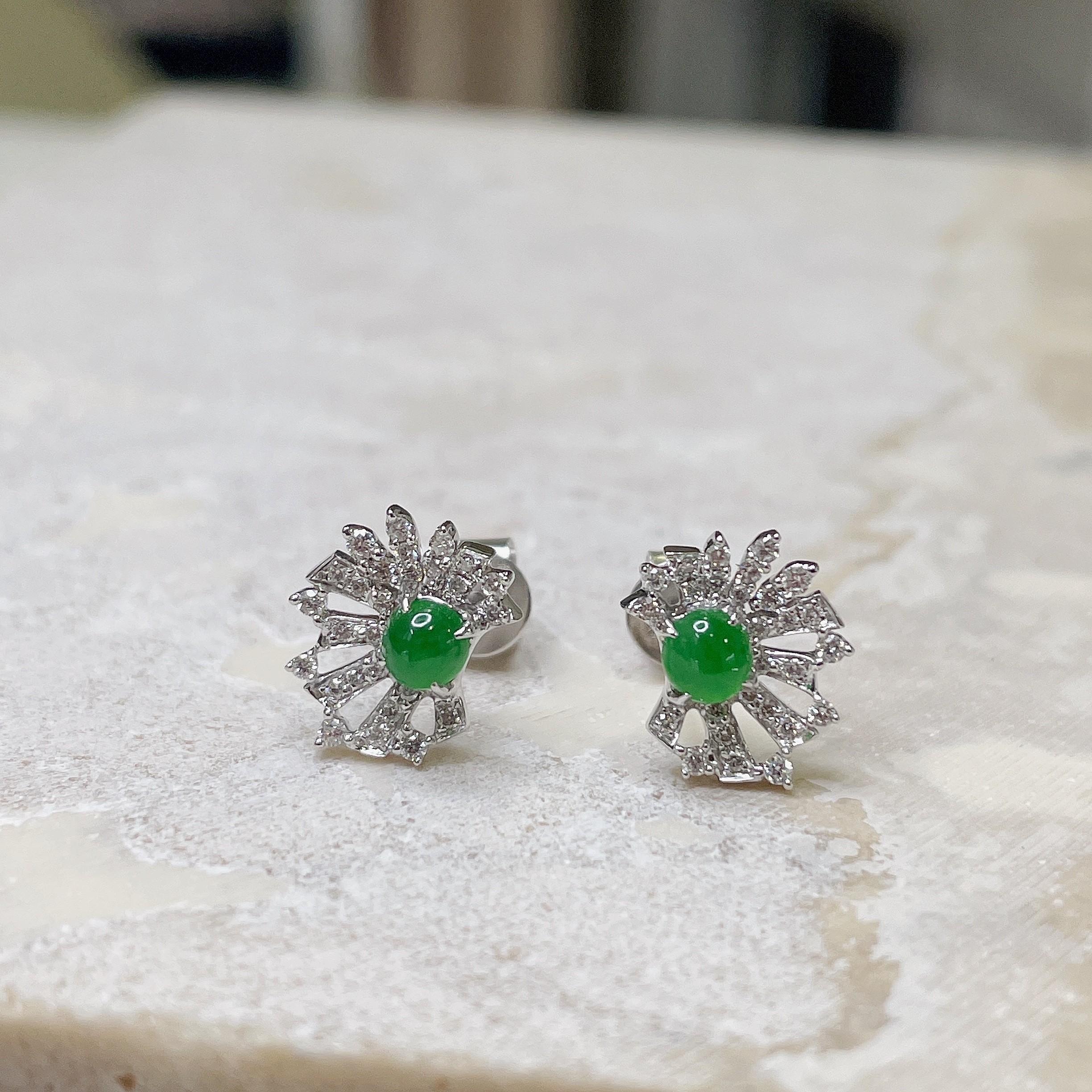 18K白金鑽石翡翠耳釘-蛋面