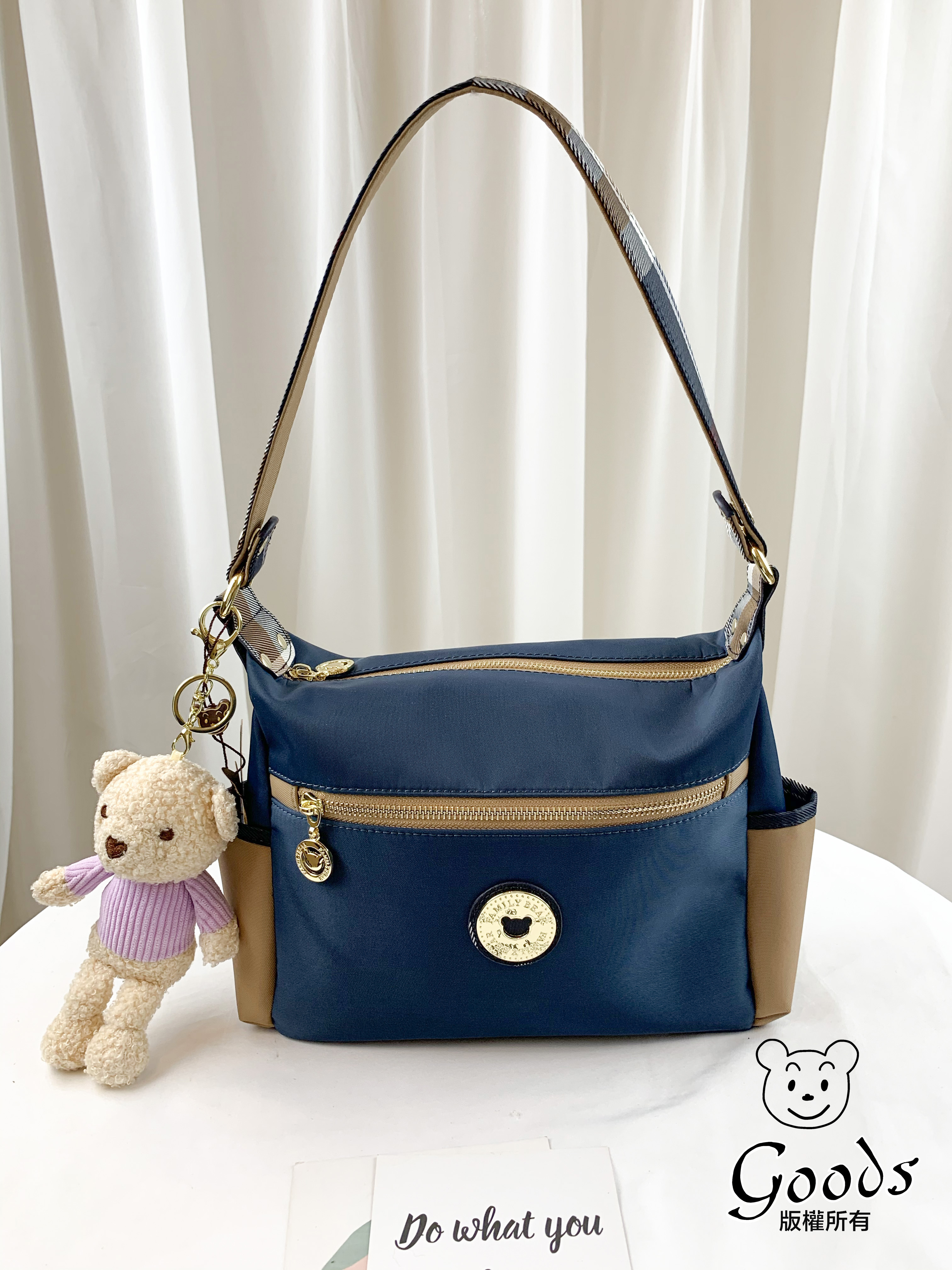 FamilyBear 卡其拼接格紋 防潑水肩背包 / 側背包 附小熊吊飾 #2760