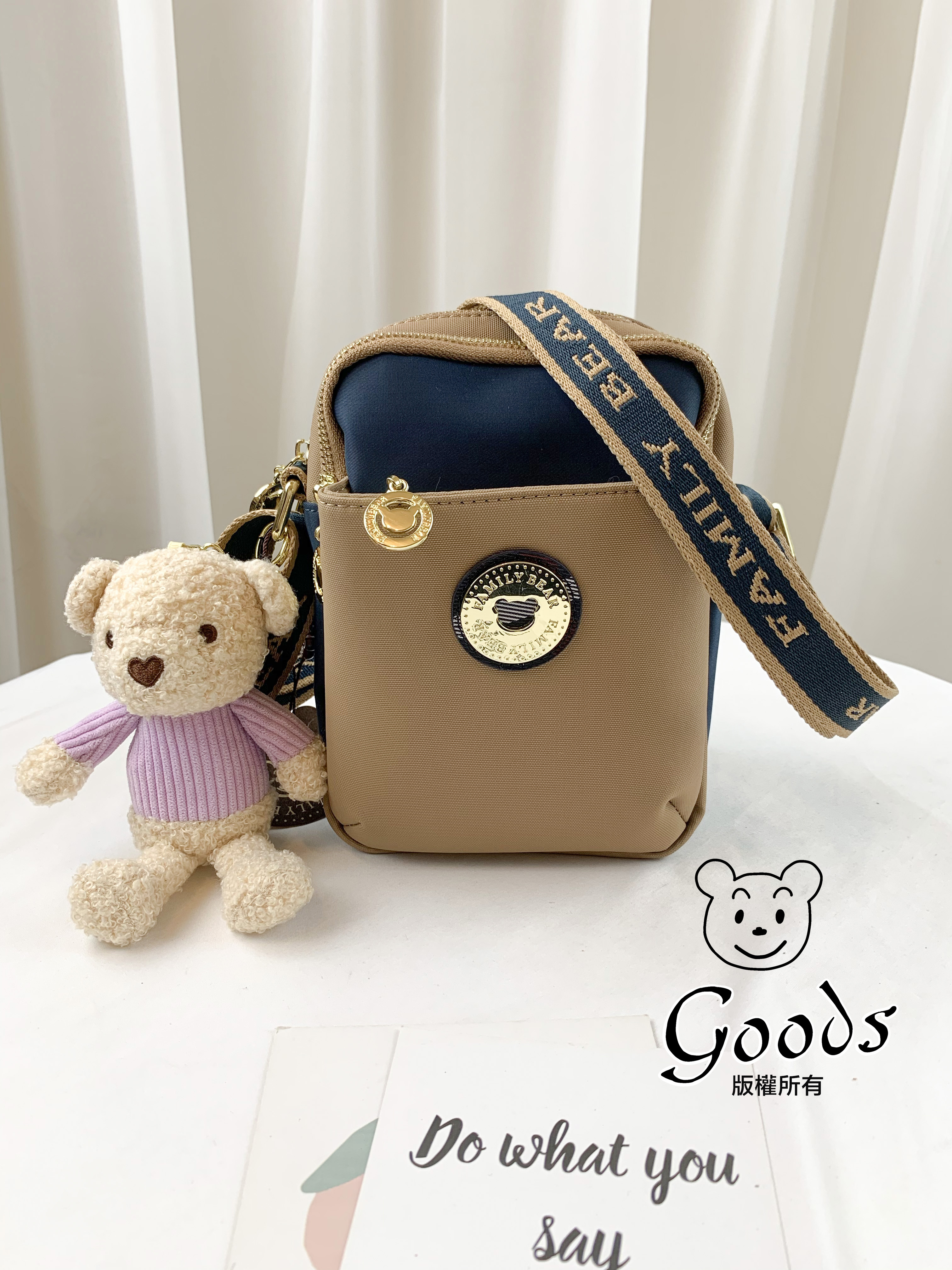 FamilyBear 卡其拼接土耳其藍 防潑水側背包 / 手機袋 附小熊吊飾 #2499