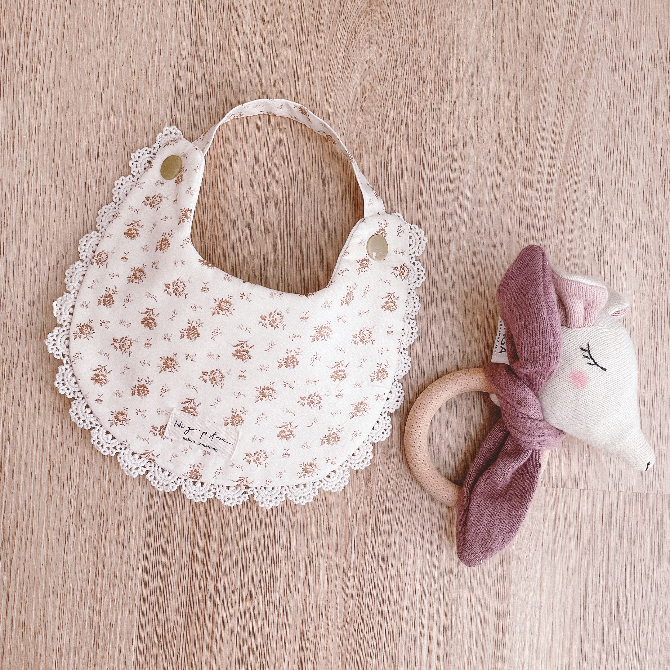 Hi Y.P store-手作圍兜-拿鐵薔薇