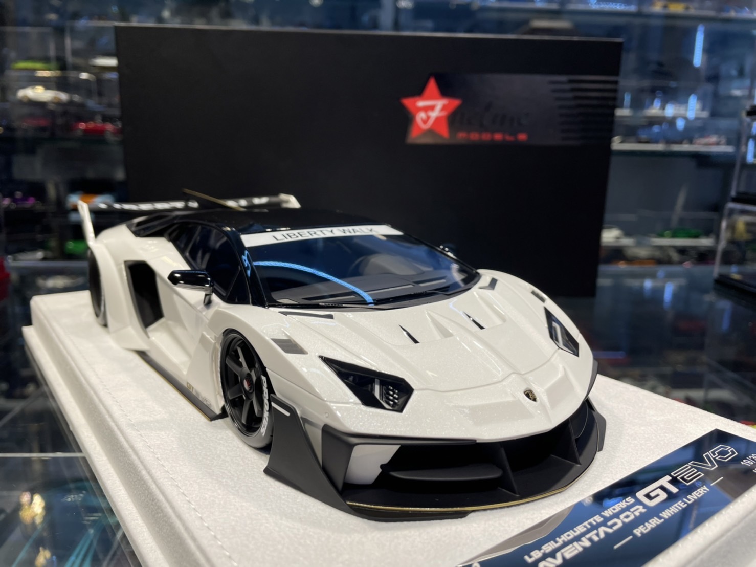 FuelMe FM18005LM-08 LBWK 700 GT EVO 珍珠白1/18 (樹酯車)