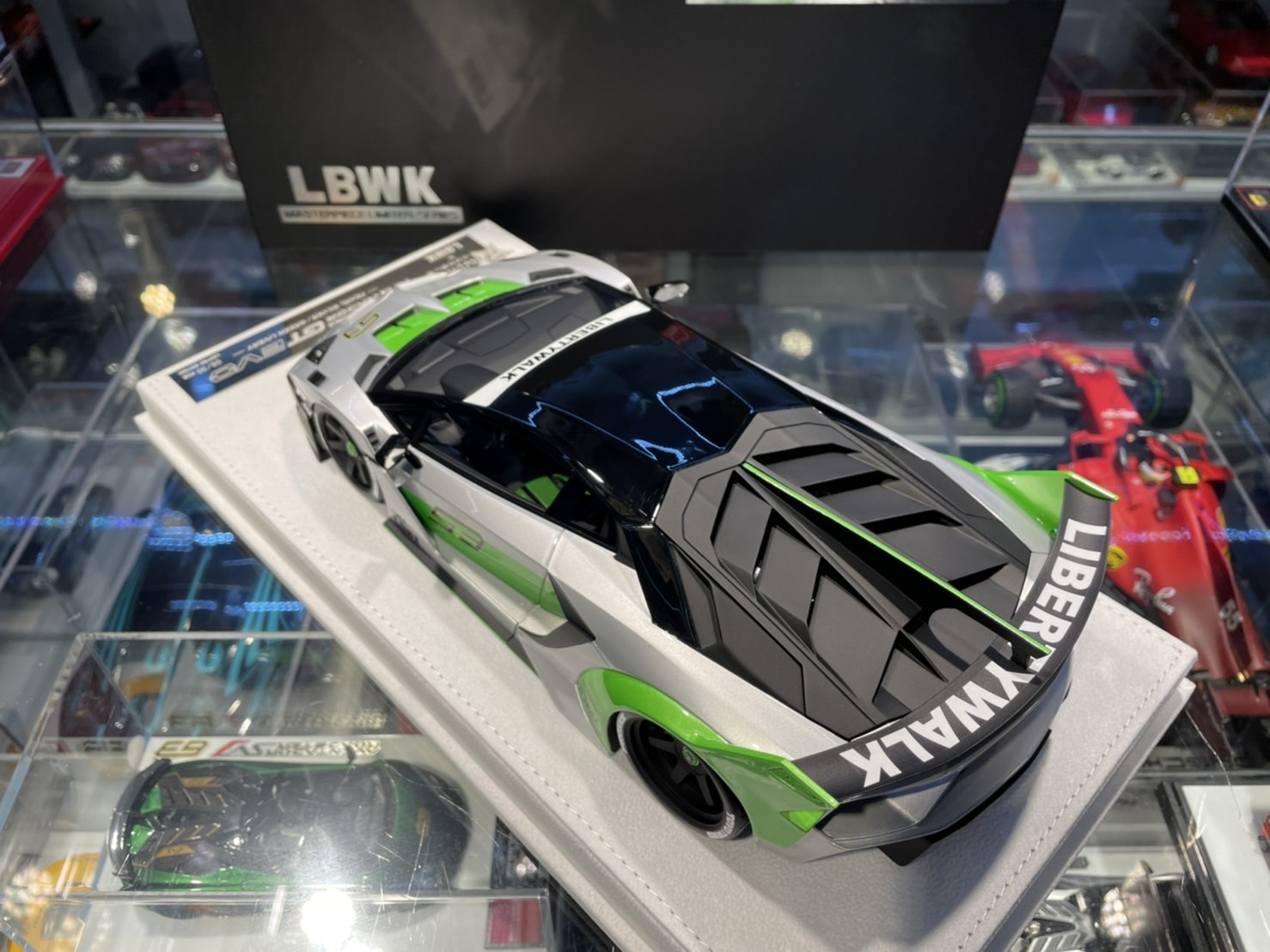 FuelMe FM18005LM-02 LBWK 700 GT EVO Silver/Green 1/18