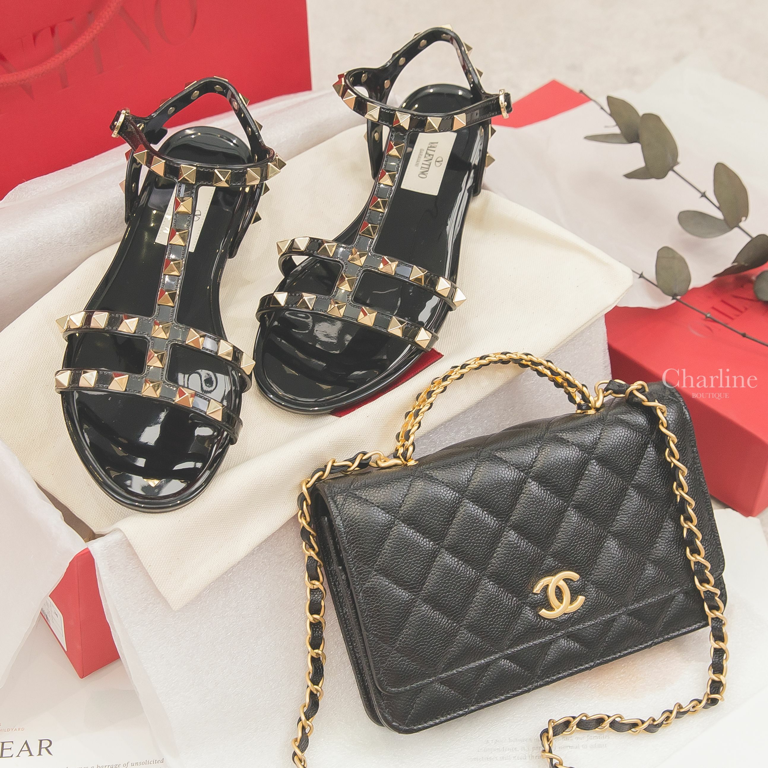 Valentino Rockstud Flat Rubber Sandals 黑色龐克卯釘羅馬平底涼鞋,Chanel Wallet On Chain 黑色金CC金鍊簍空字母提把牛皮菱格紋手提肩背包-Charline Boutique 精品代購