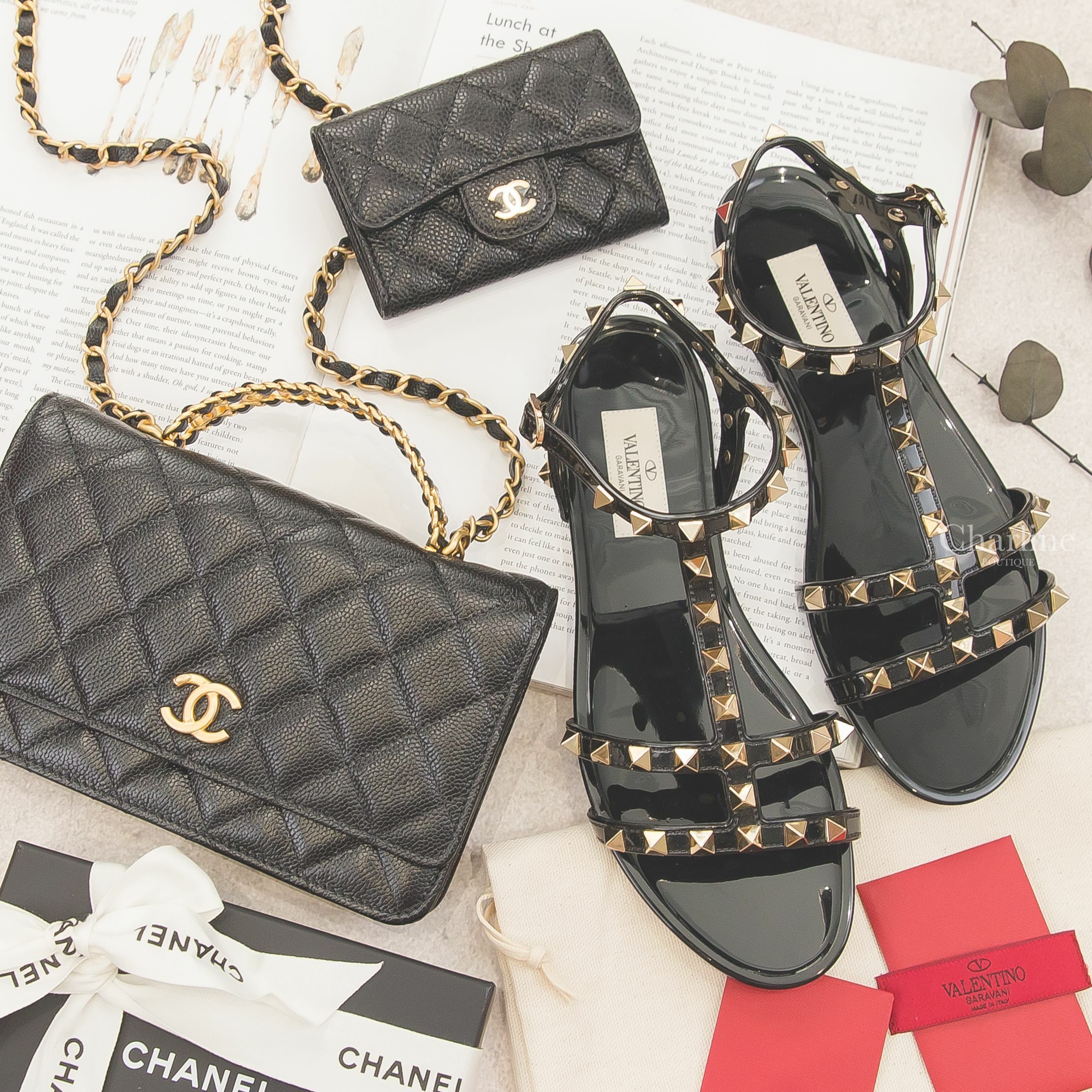 Valentino Sandals 黑色龐克卯釘羅馬平底涼鞋,Chanel WOC 黑色金CC金鍊簍空字母提把牛皮菱格紋手提肩背包,Chanel Card Holder 黑色金CC荔枝菱格紋零錢夾-Charline Boutique 精品代購