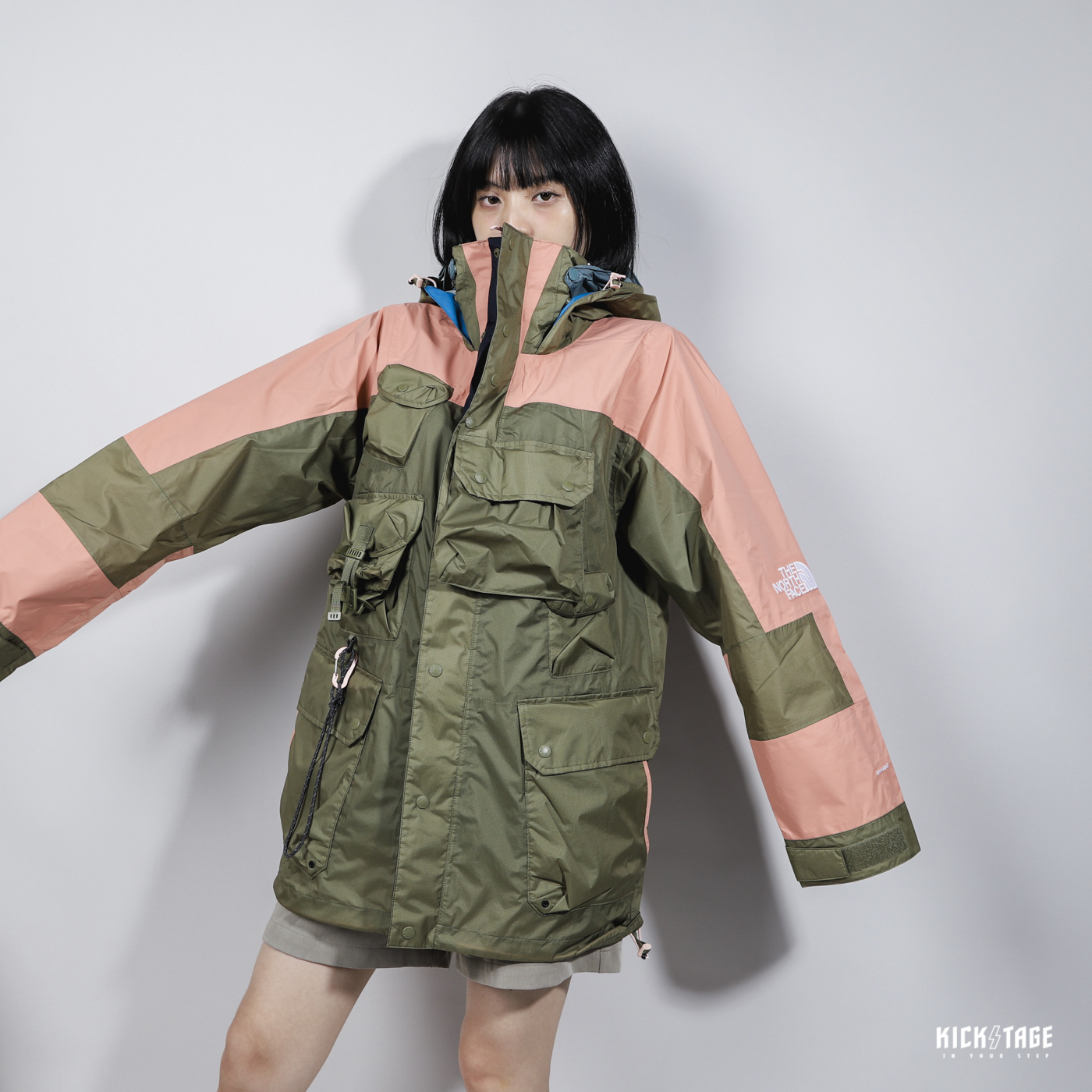 **特價商品售出不退換**男女款 THE NORTH FACE UE 墨綠粉 北臉 雙層帽子 多口袋 防水 機能外套【NF0A7QPS7D6】