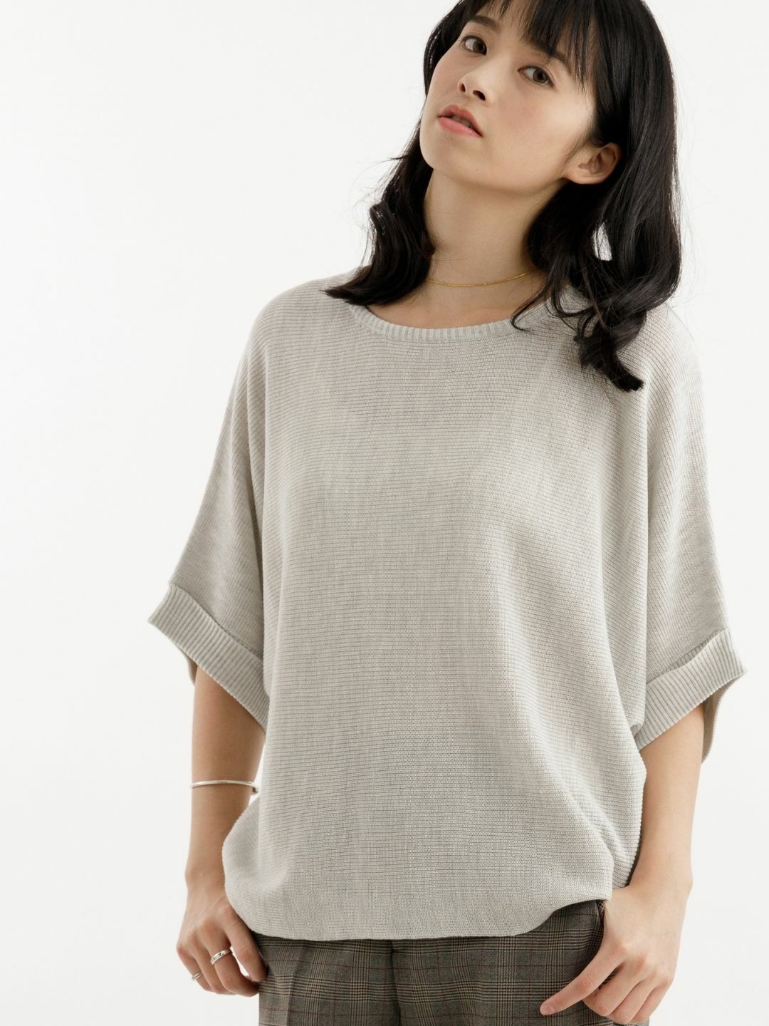 淺灰色針織衫