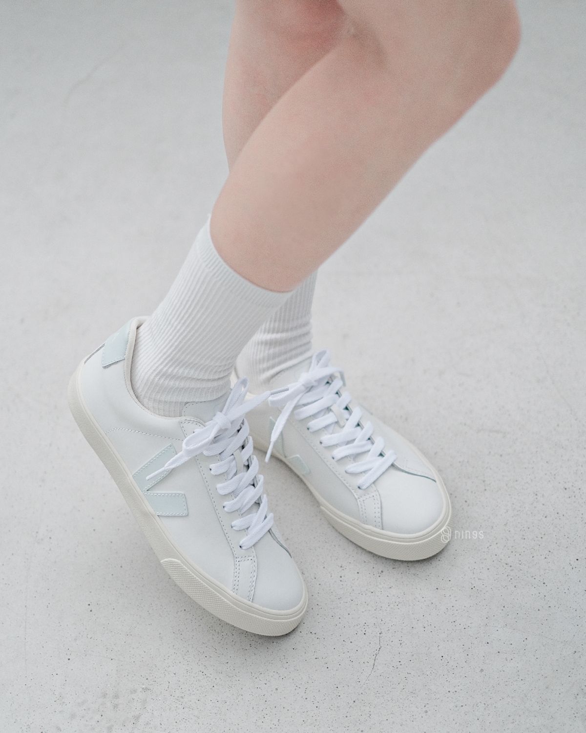 esplar leather white emeraude