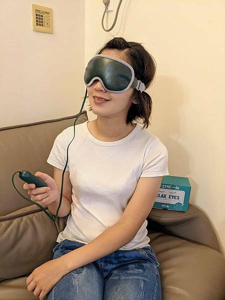 屁屁孩Mako推薦時尚皮革三段溫控震動按摩熱敷眼罩，時尚又實用