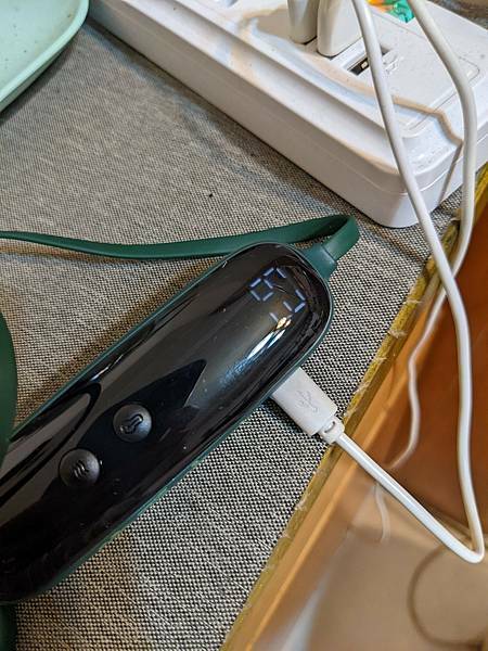 屁屁孩Mako推薦時尚皮革三段溫控震動按摩熱敷眼罩，時尚又實用