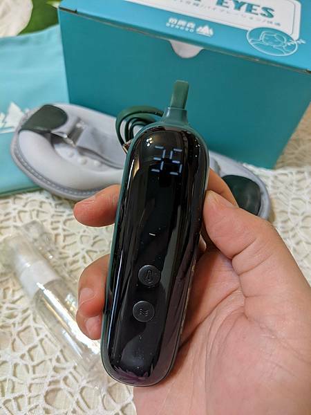 屁屁孩Mako推薦時尚皮革三段溫控震動按摩熱敷眼罩，時尚又實用