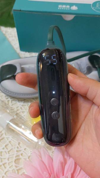 屁屁孩Mako推薦時尚皮革三段溫控震動按摩熱敷眼罩，時尚又實用