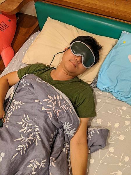 屁屁孩Mako推薦時尚皮革三段溫控震動按摩熱敷眼罩，時尚又實用