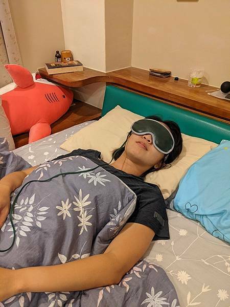 屁屁孩Mako推薦時尚皮革三段溫控震動按摩熱敷眼罩，時尚又實用