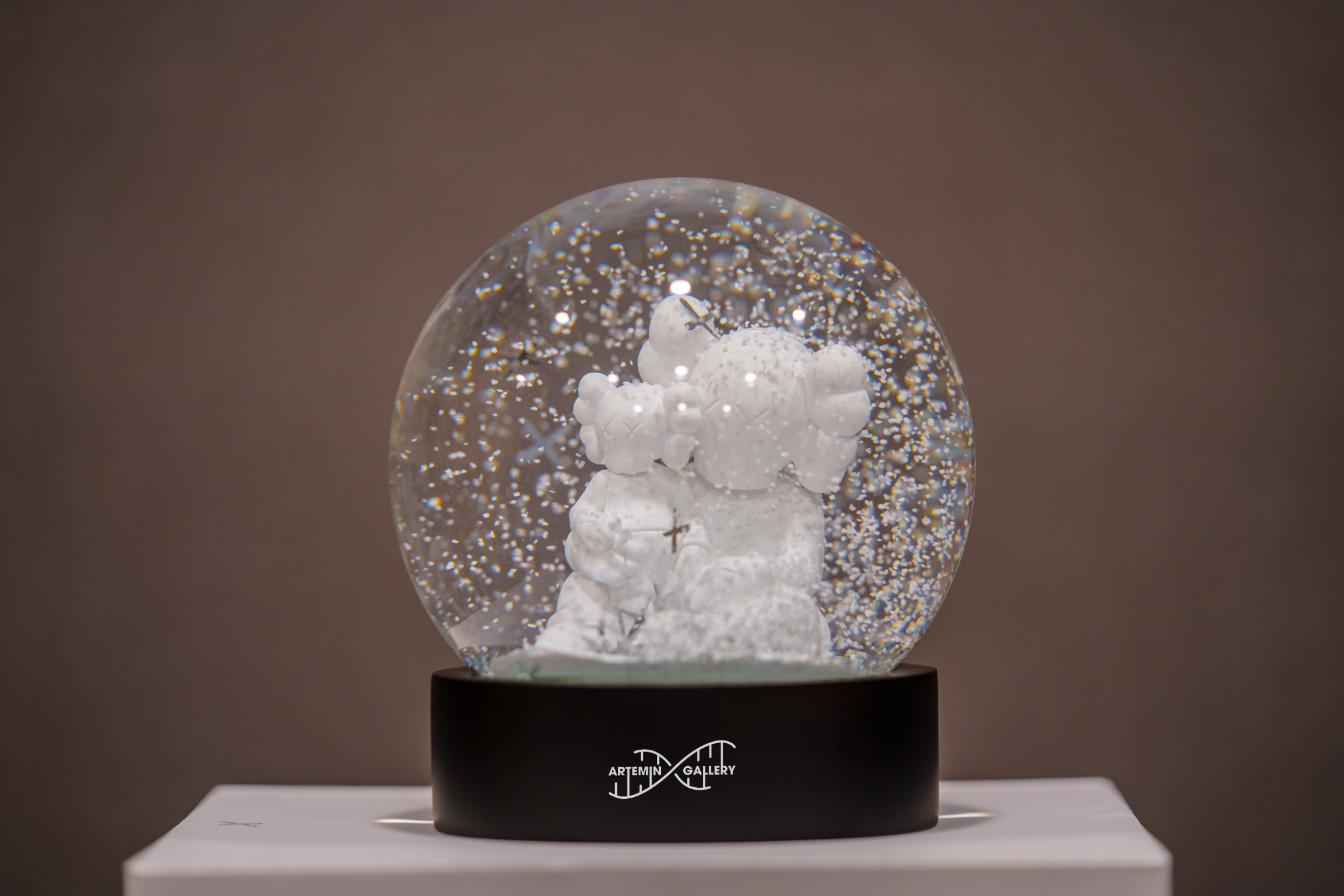 KAWS: HOLIDAY CHANGBAI MOUNTAIN SNOW GLOBE長白山水晶球- KAWS