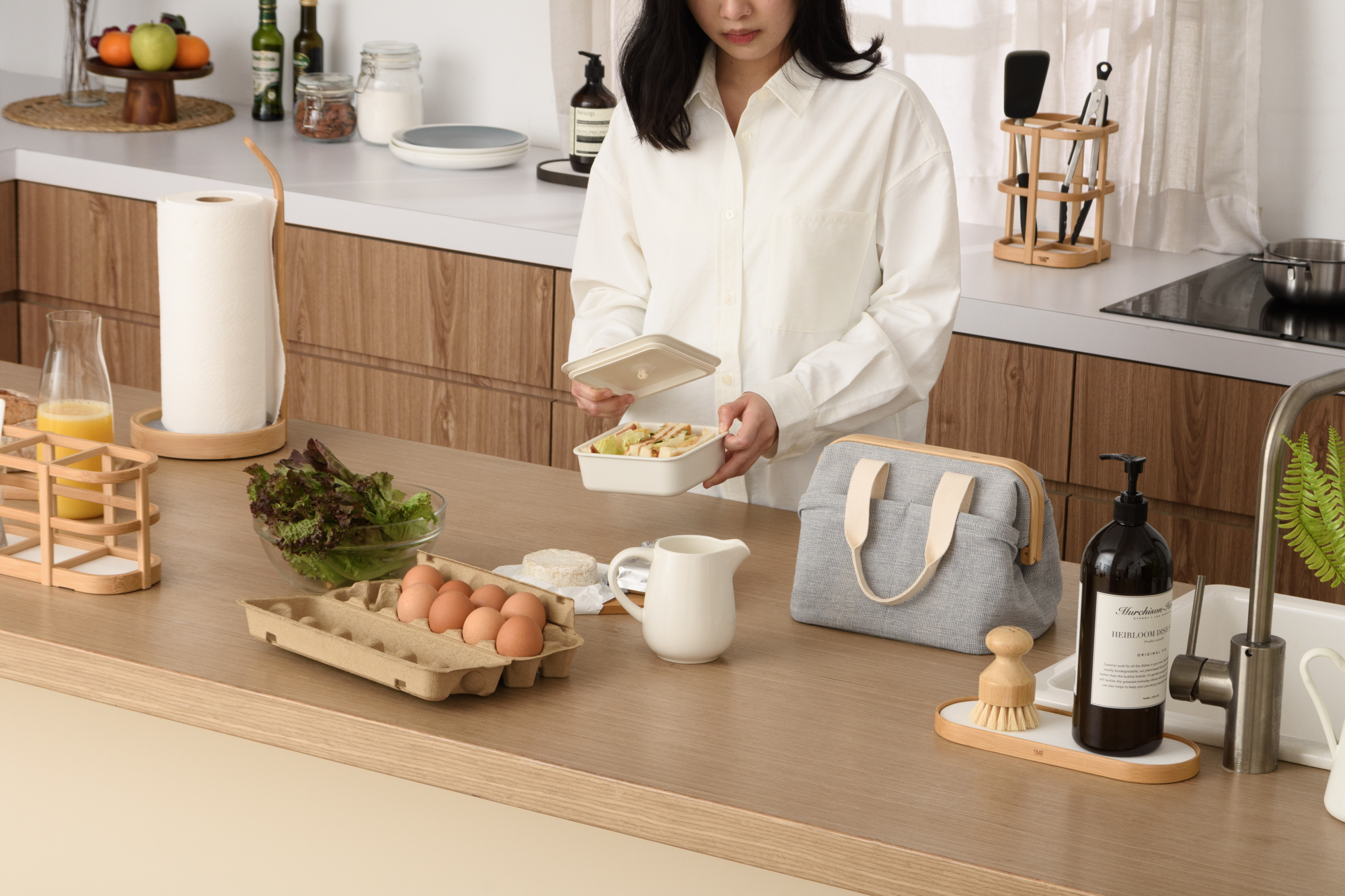 在廚房的吧檯區製做三明治便當