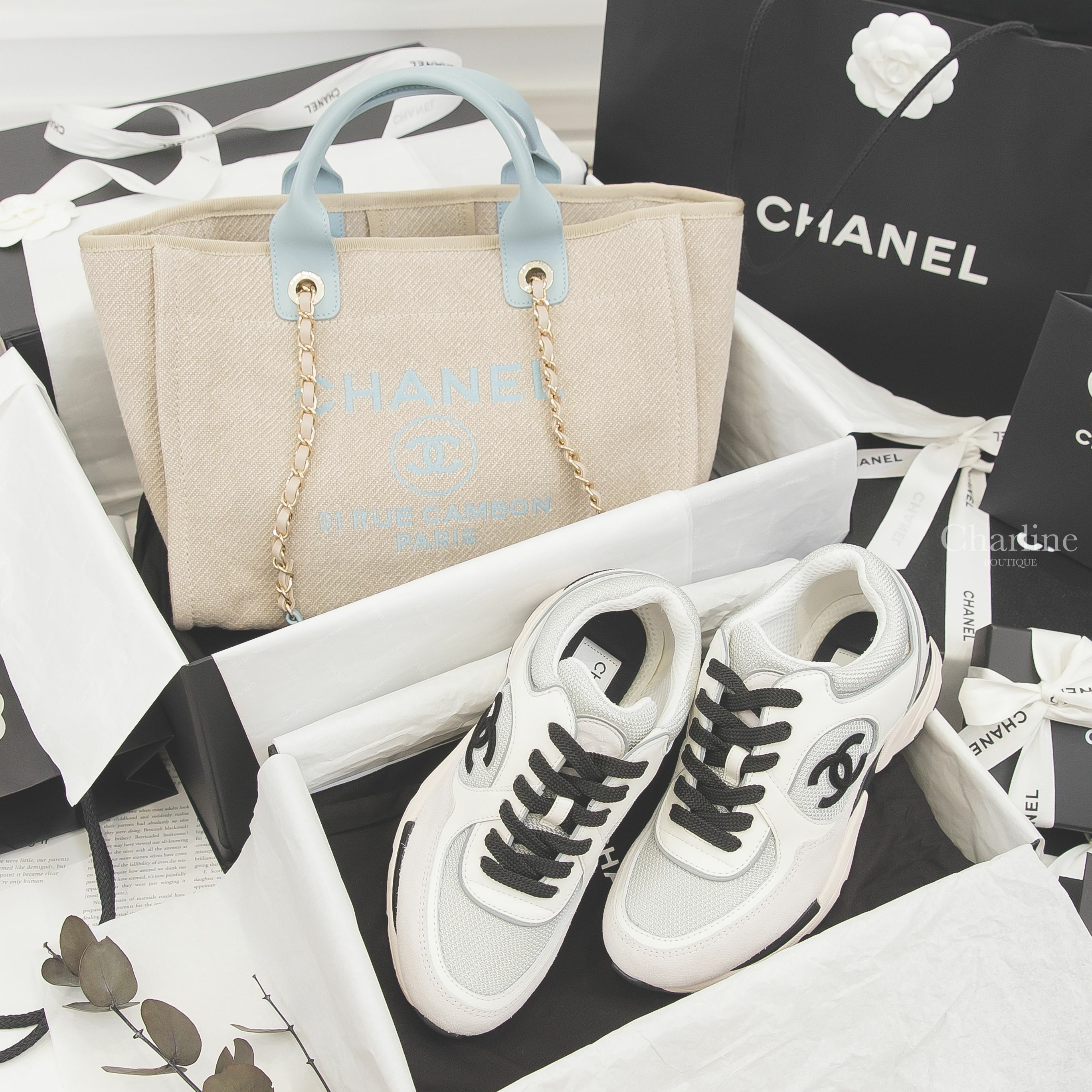 Chanel Small Tote 米白色藍字金鍊皮革提把小型帆布手提肩背托特包,Chanel Trainers 白色網狀布面拼灰麂皮黑CC牛皮運動鞋-Charline Boutique 精品代購