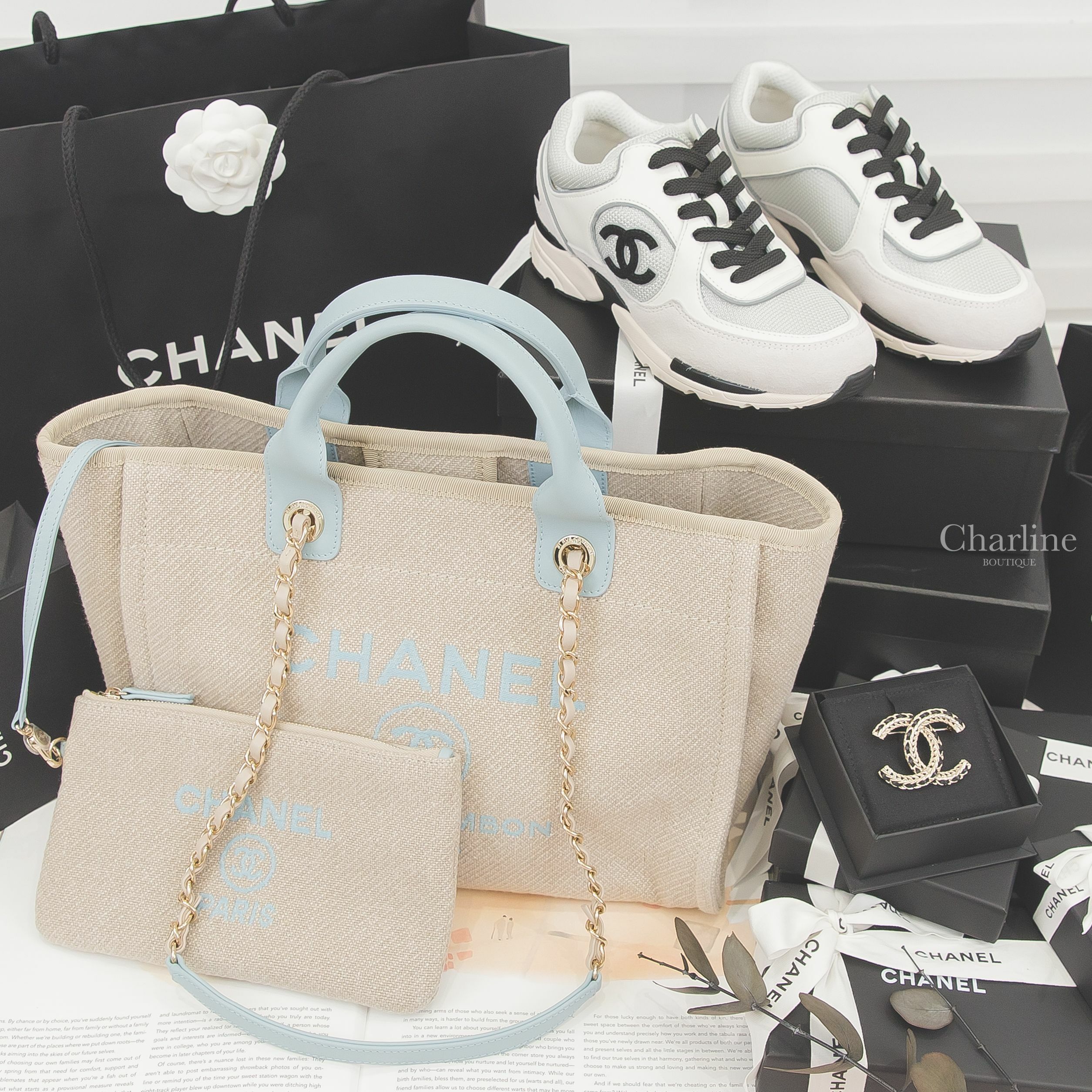 Chanel Tote 米白色藍字金鍊皮革提把小型帆布手提肩背托特包,Chanel Trainers 白色網狀布面拼灰麂皮黑CC牛皮運動鞋,Chanel Brooch 黑色大型皮穿鍊金色編織CC胸針-Charline Boutique 精品代購