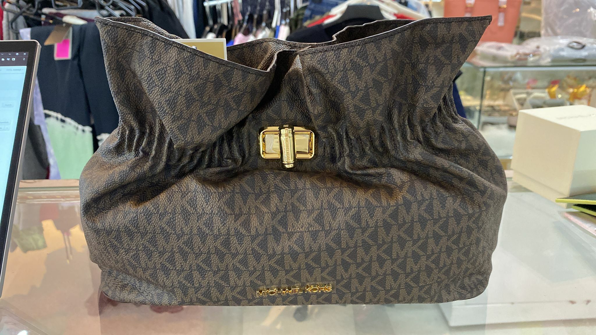 [S] MICHAEL KORS 35H1GGFC4B GIFTABLES LARGE RUCHED CLUTCH,BROWN, 194900884393 (SMK76)