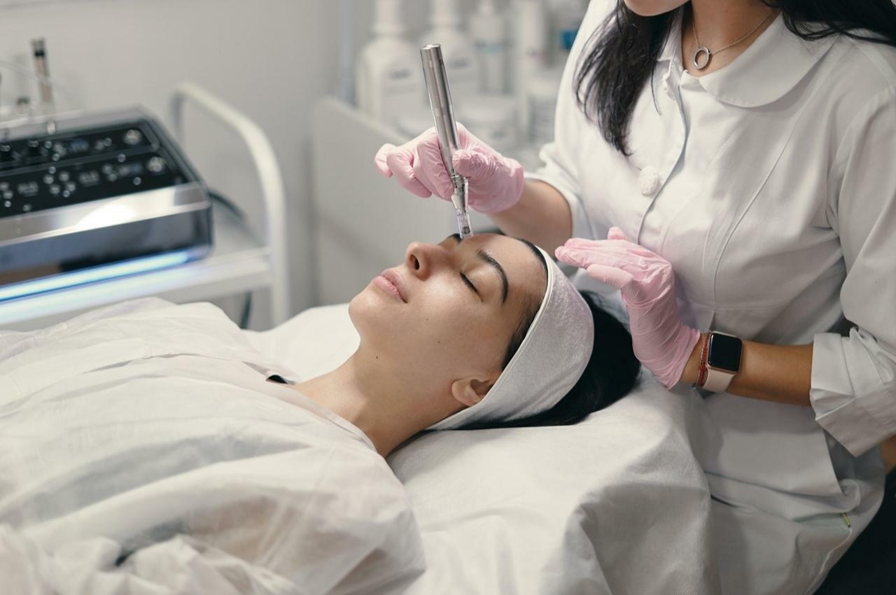 透過醫美雷射療程可以快速改善毛孔粗大問題。