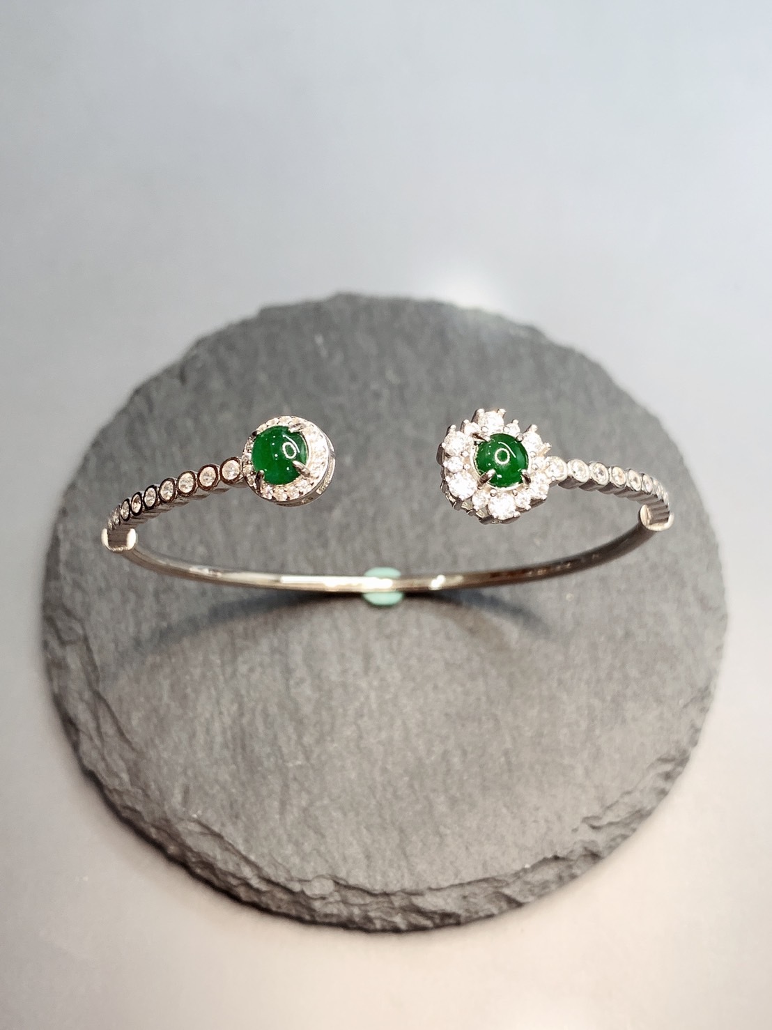 華麗高貴丨瓜料冰透綠翡翠銀手環丨小花造型爪鑲