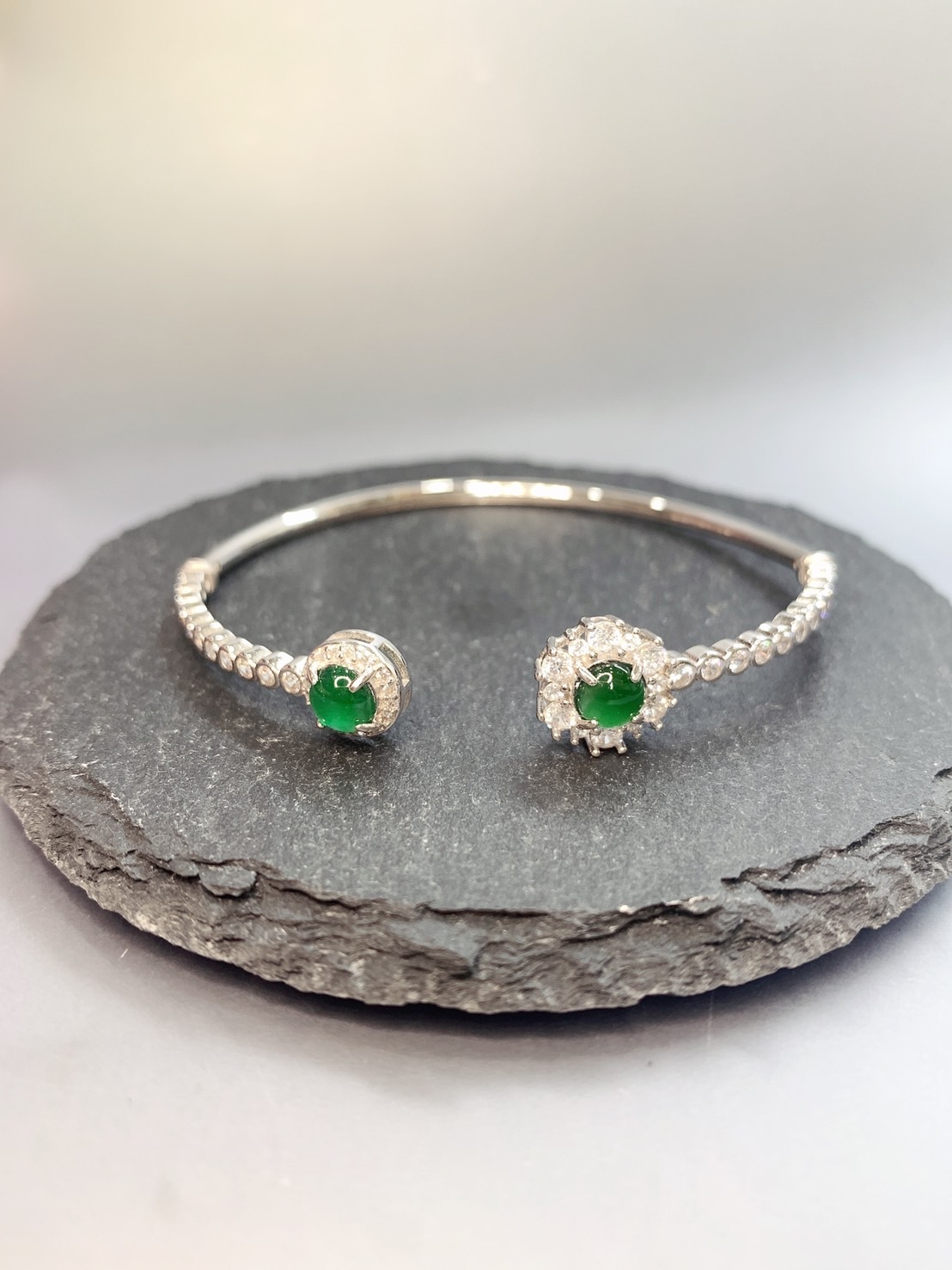 華麗高貴丨瓜料冰透綠翡翠銀手環丨小花造型爪鑲