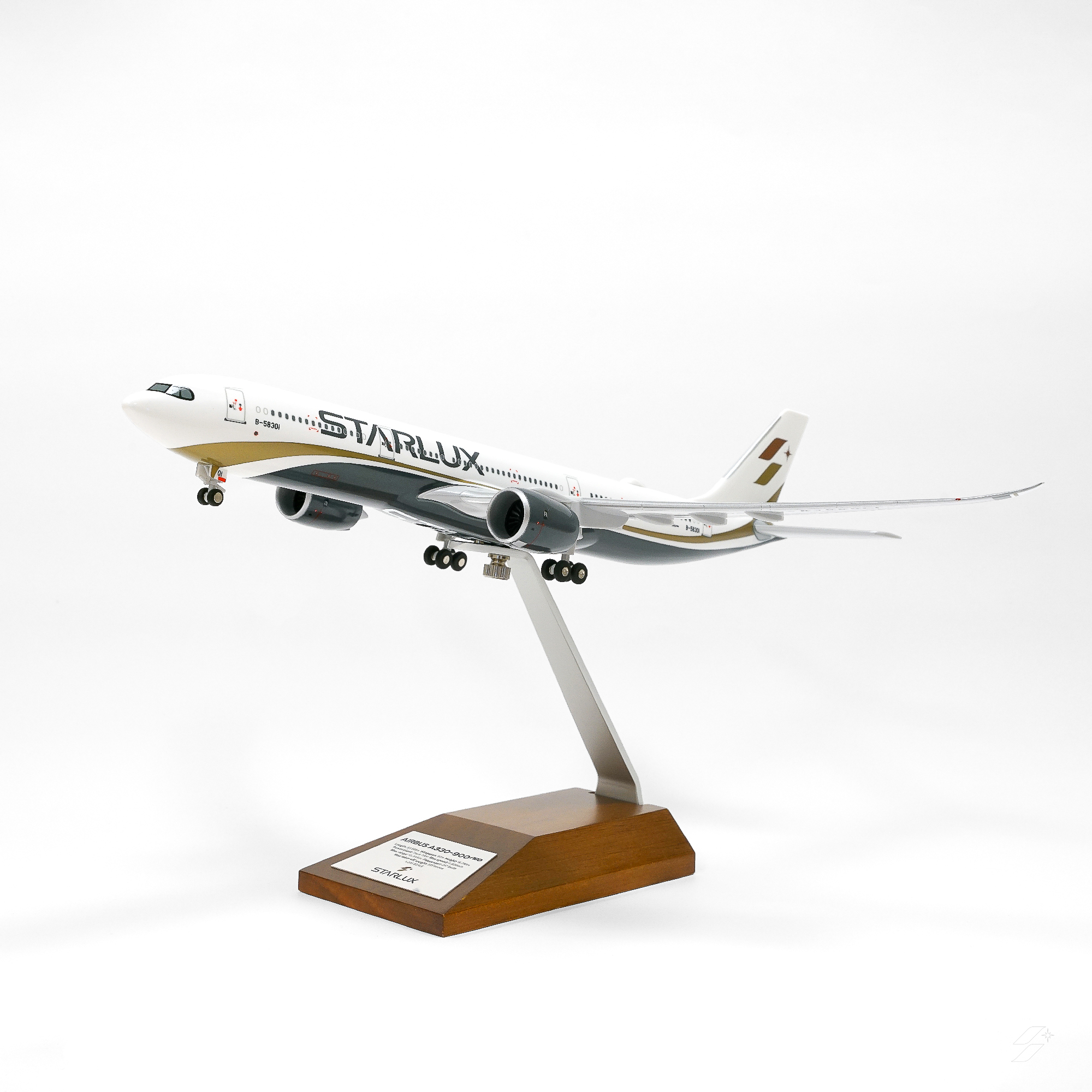 STARLUX｜A330neo 1:200 Aircraft Model (B-58301)