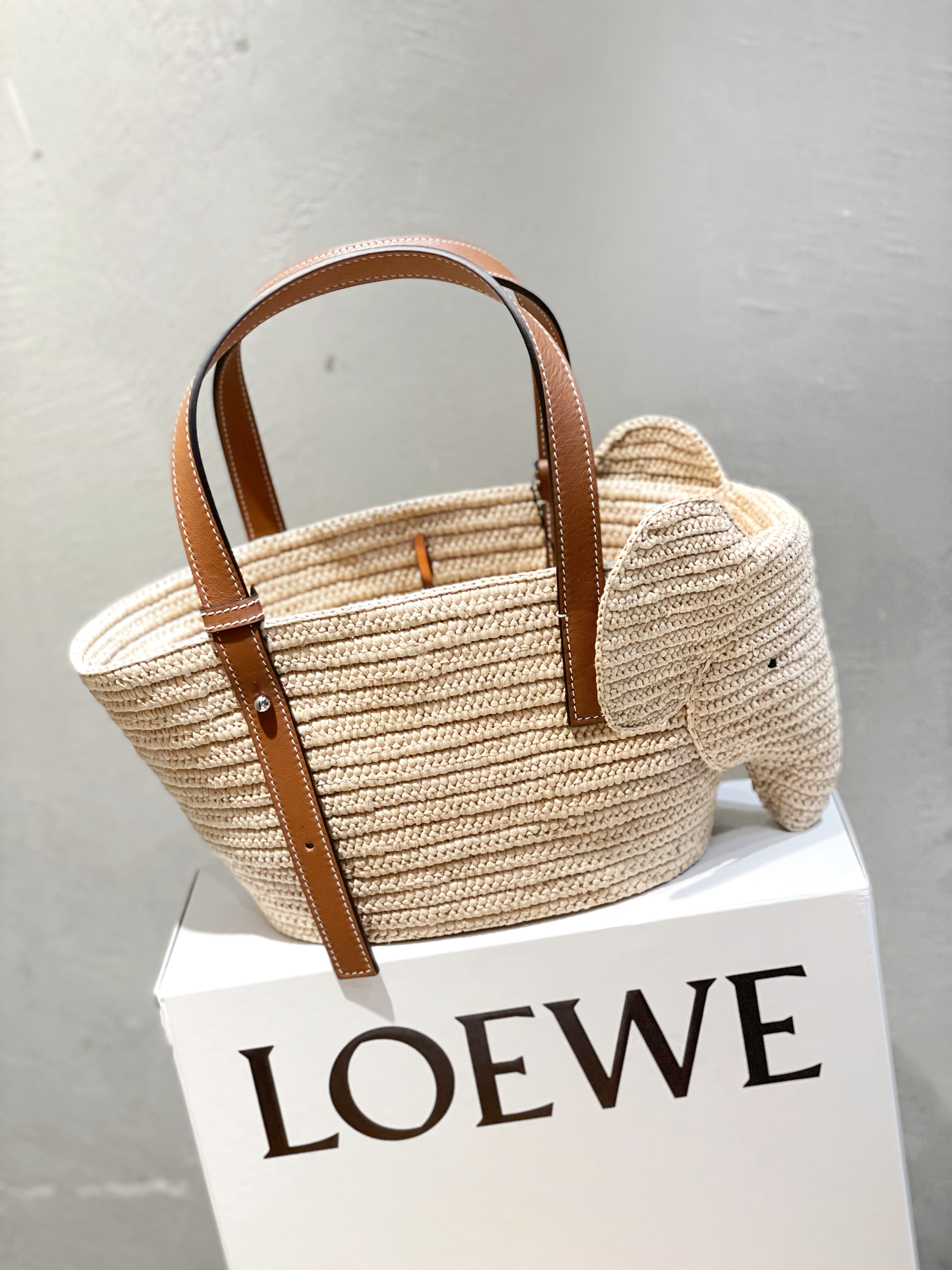 【国内発送】Small Elephant Basket bag Small Elephant basket in raffia and calfskin Beige - LOEWE