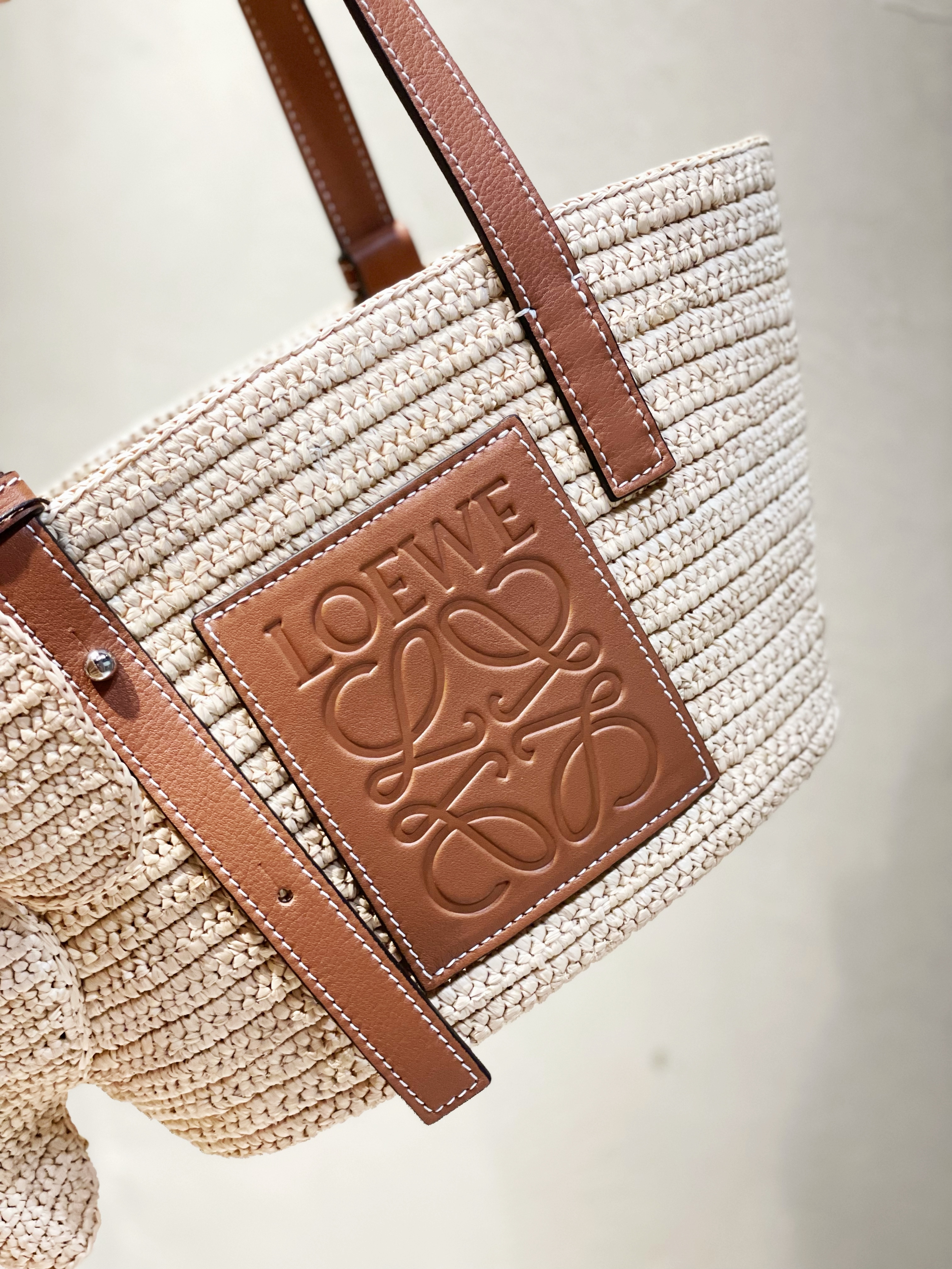 【国内発送】Small Elephant Basket bag Small Elephant basket in raffia and calfskin Beige - LOEWE