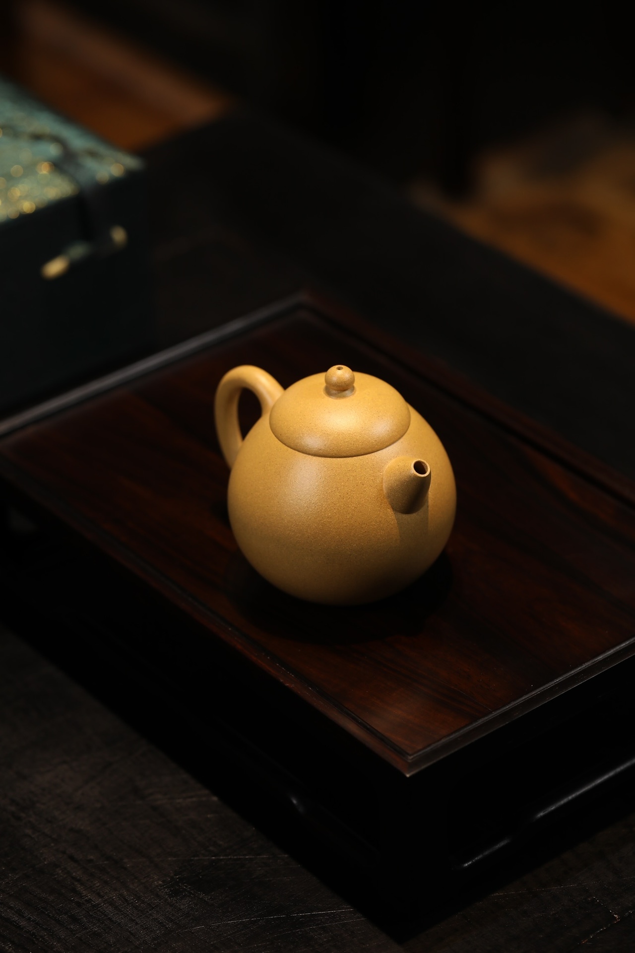 龍蛋壺】-- 造型單純、流暢，粗獷敦厚，整體感強。