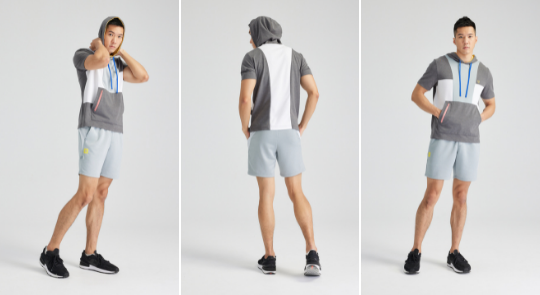 穿的短袖帽 T 與運動短褲的模特兒