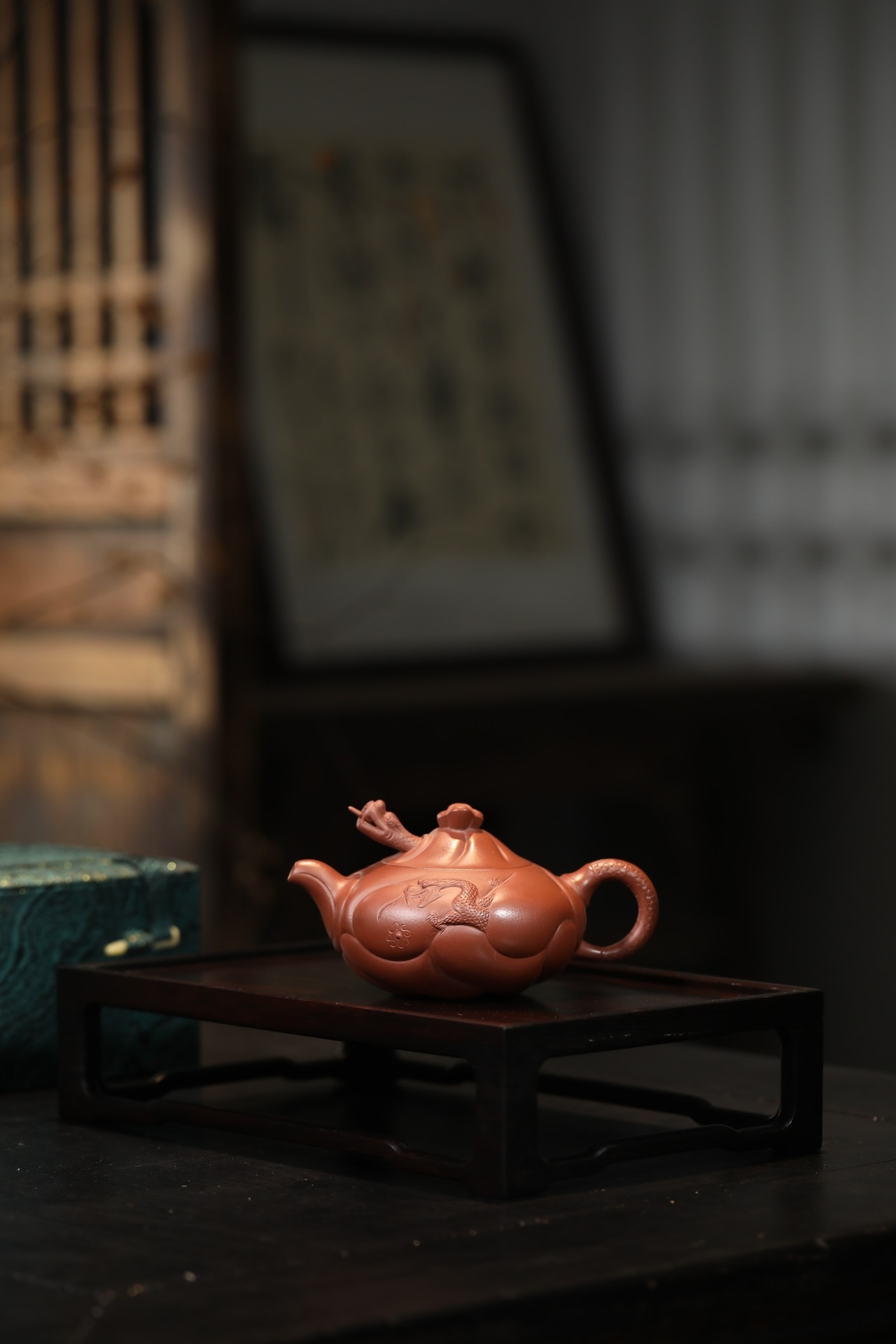 【魚化龍】--壺鈕為卷雲狀，壺身淺塑波浪，波浪中龍伸出首部，龍尾捲成壺把，把上鱗片刻劃清晰