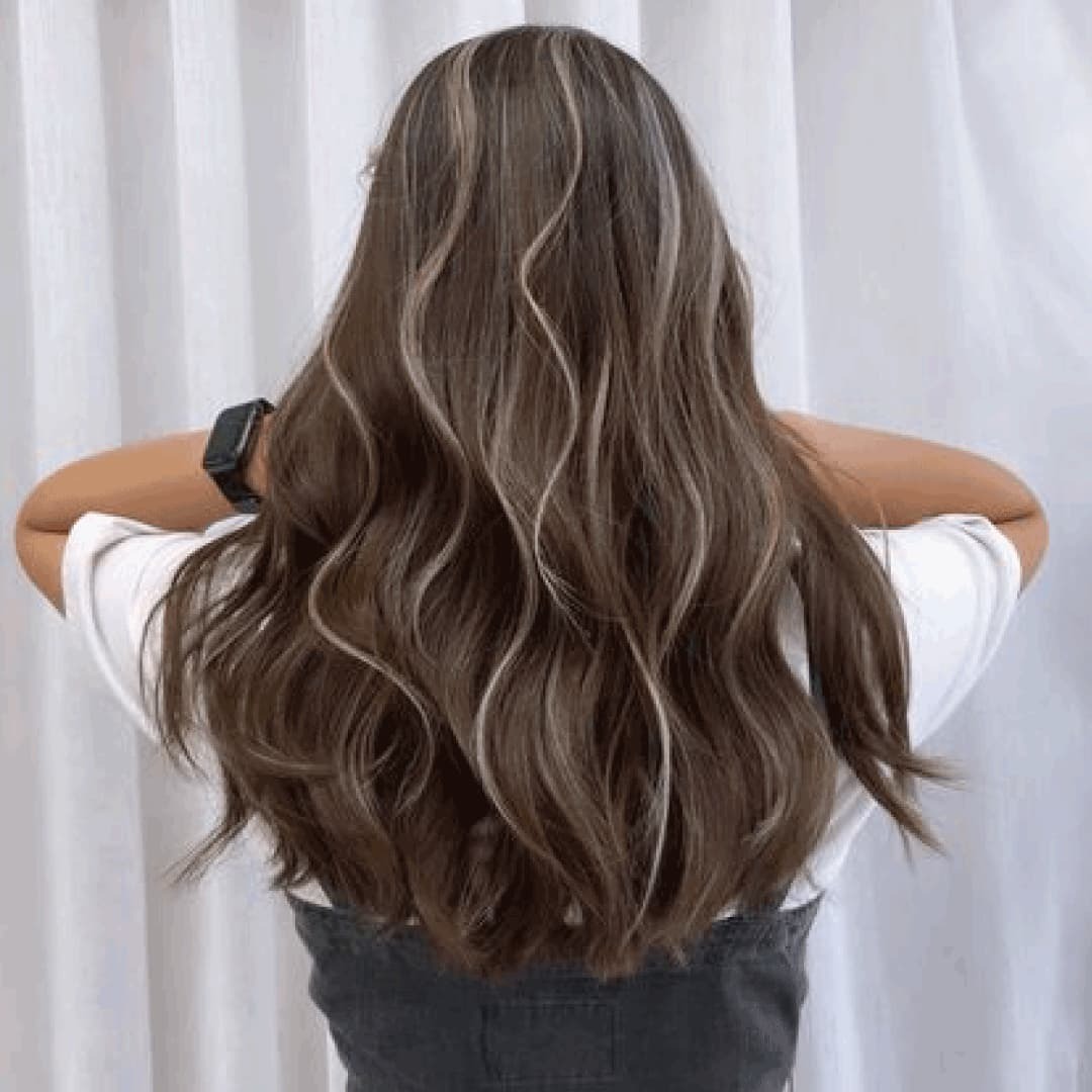 Rebels光線染髮作品：長捲髮透過棕色底色加上淺灰線條，營造流動感覺