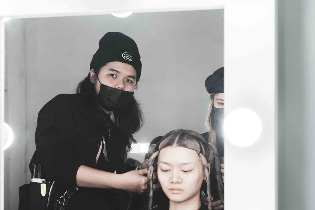 Rebels正在替台北時裝周模特兒設計髮型